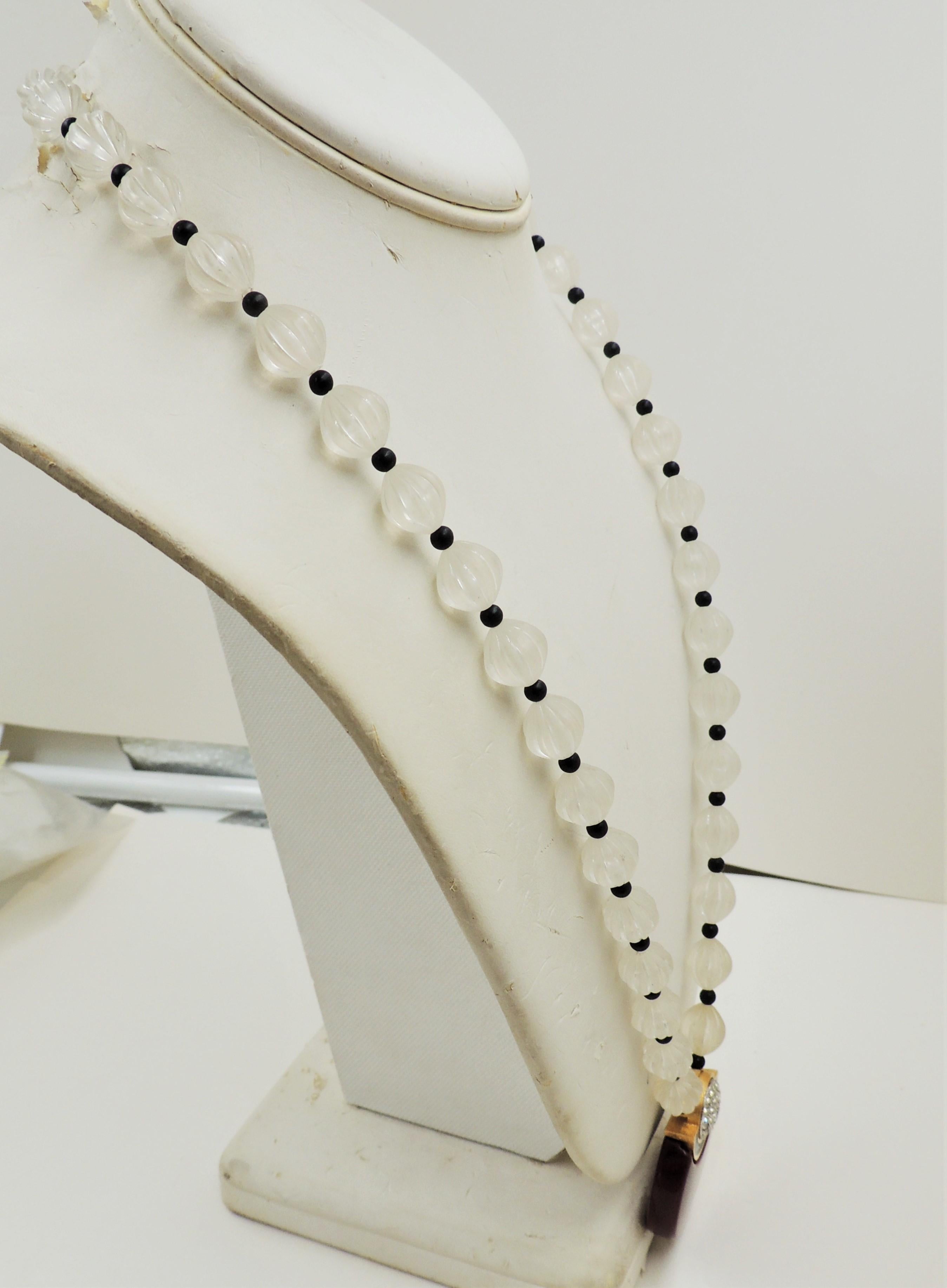 Collier pendentif de style déco Givenchy des années 1980, en lucite et strass pavé Pour femmes en vente