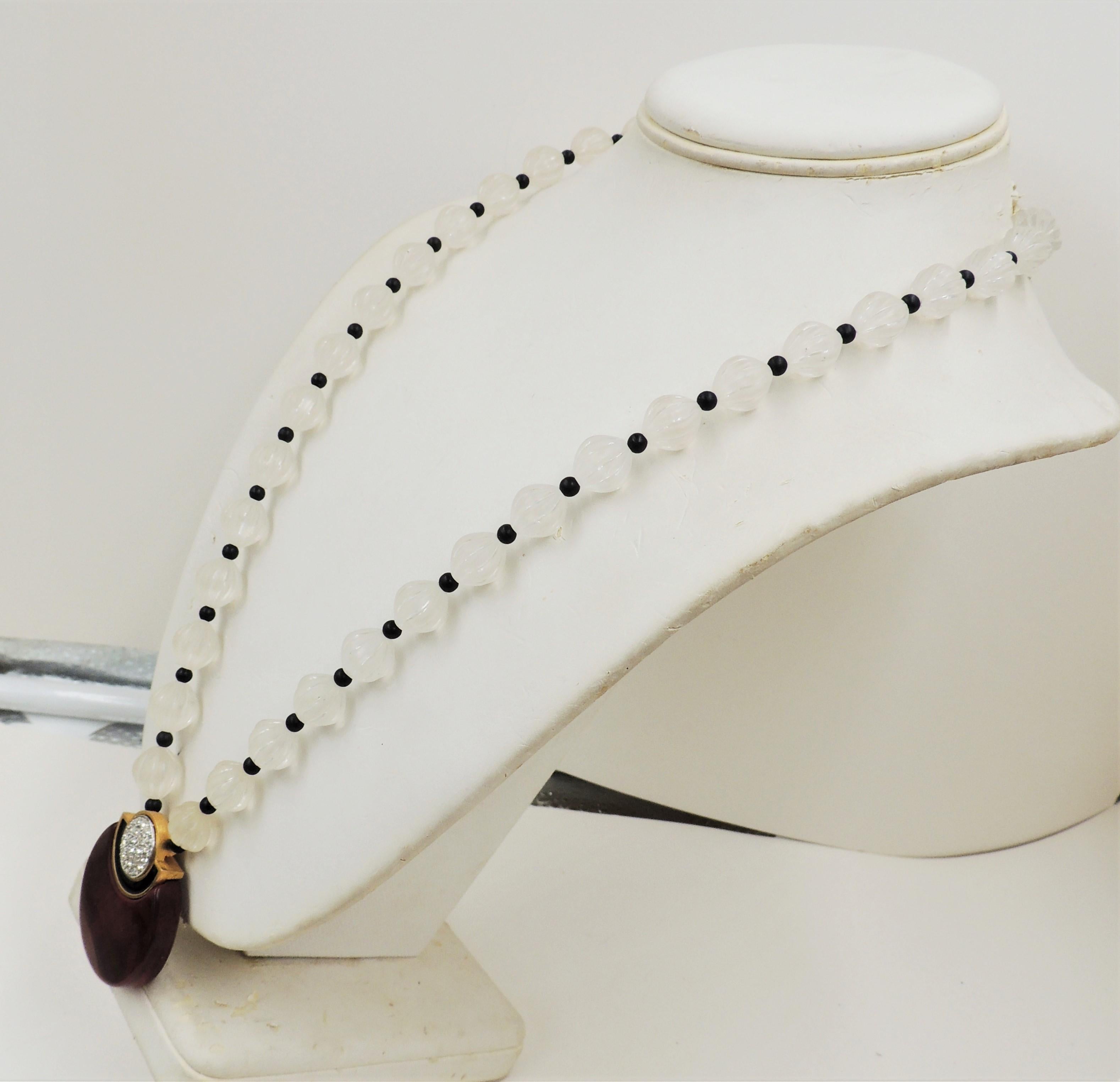 Collier pendentif de style déco Givenchy des années 1980, en lucite et strass pavé en vente 1