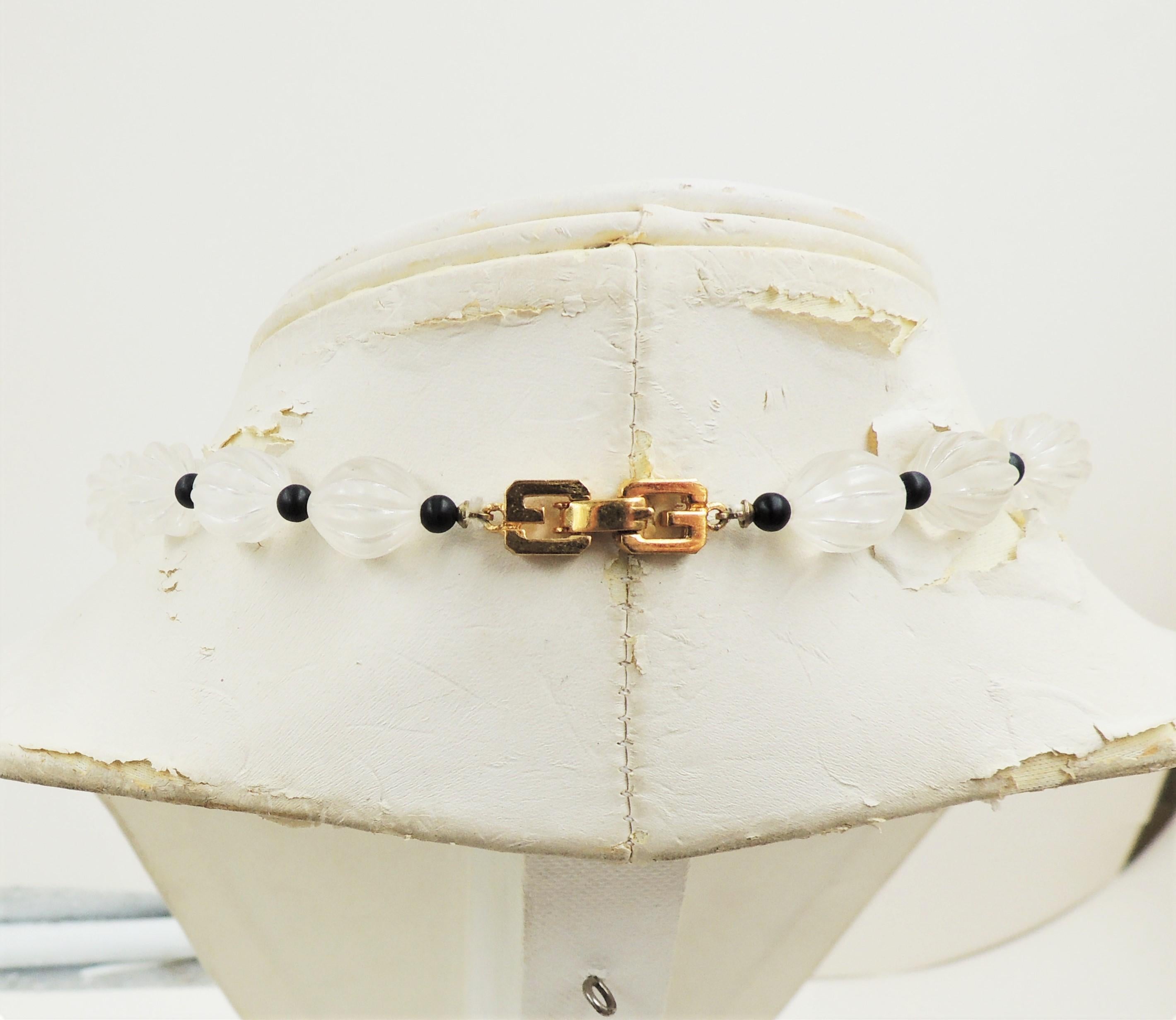 Collier pendentif de style déco Givenchy des années 1980, en lucite et strass pavé en vente 2
