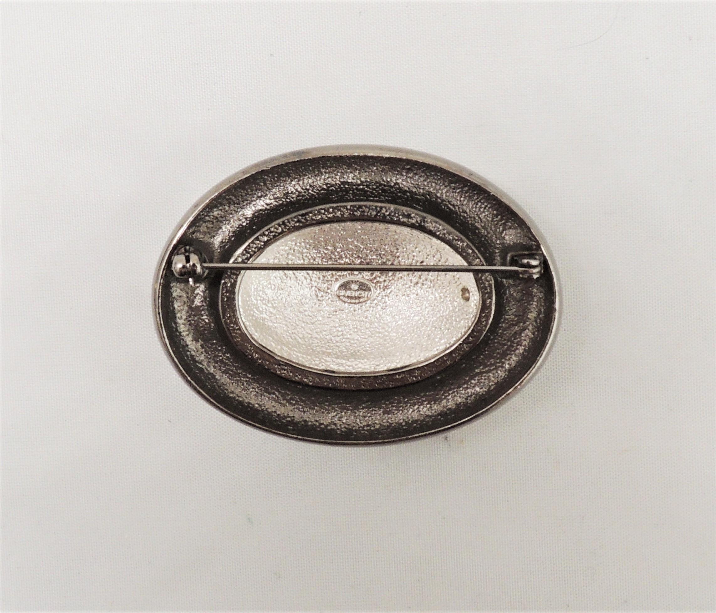 Broche des années 1980 en hématite ovale pavée de strass clairs avec fermoir de sécurité. Marqué 
