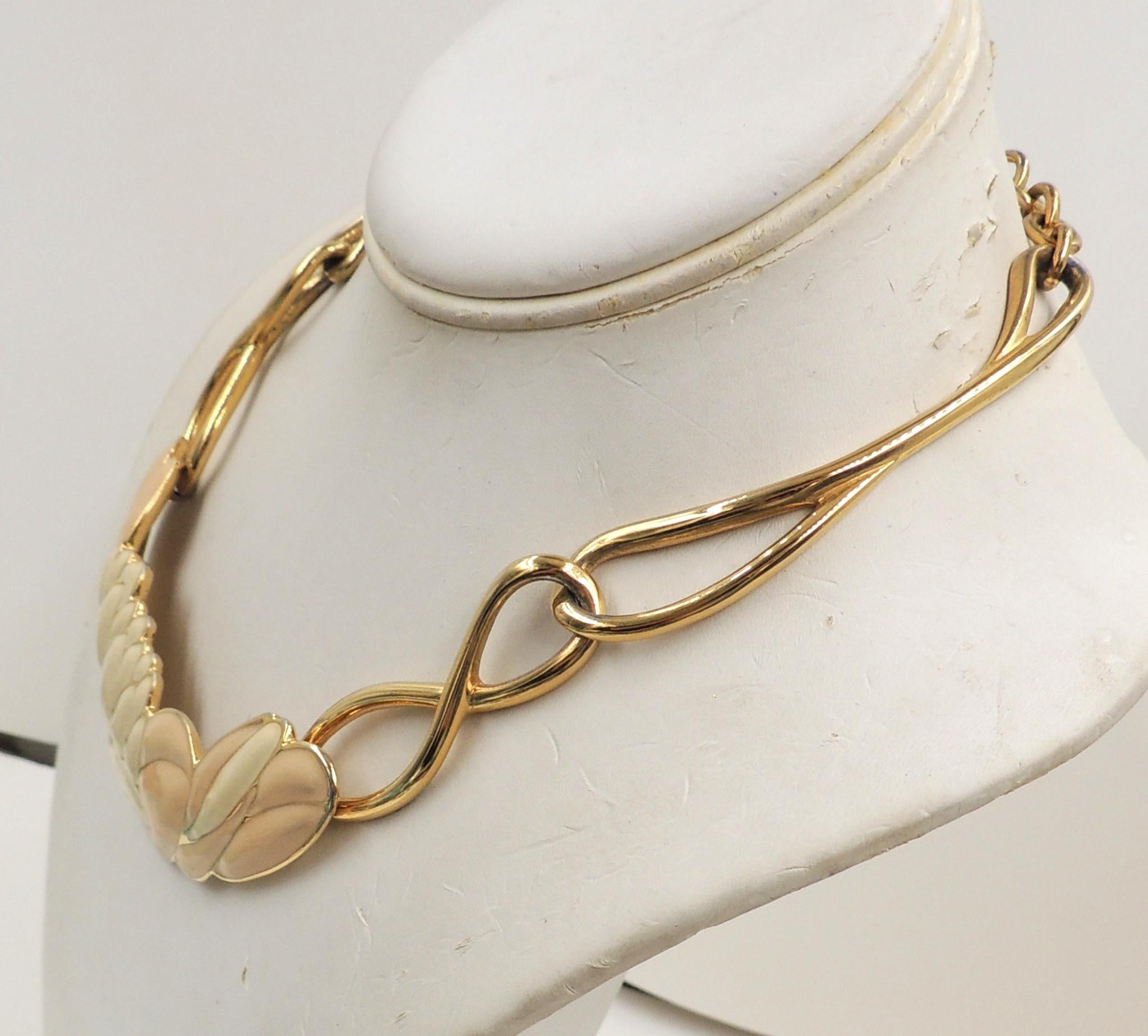 1980er Jahre goldfarbenes Halsband aus rosa und weißem Emaille mit Hakenverschluss für Seerosen. Gekennzeichnet mit 