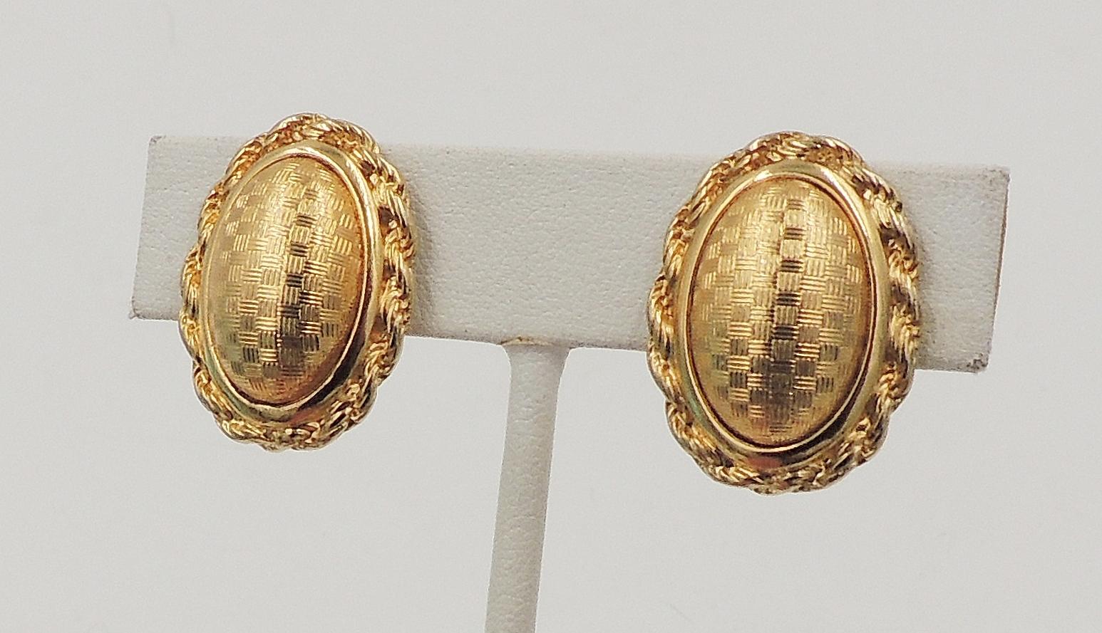 Moderne Vintage 1980 Signed Monet Goldtone Domed Checked Earrings (Boucles d'oreilles à carreaux en pierre dorée)