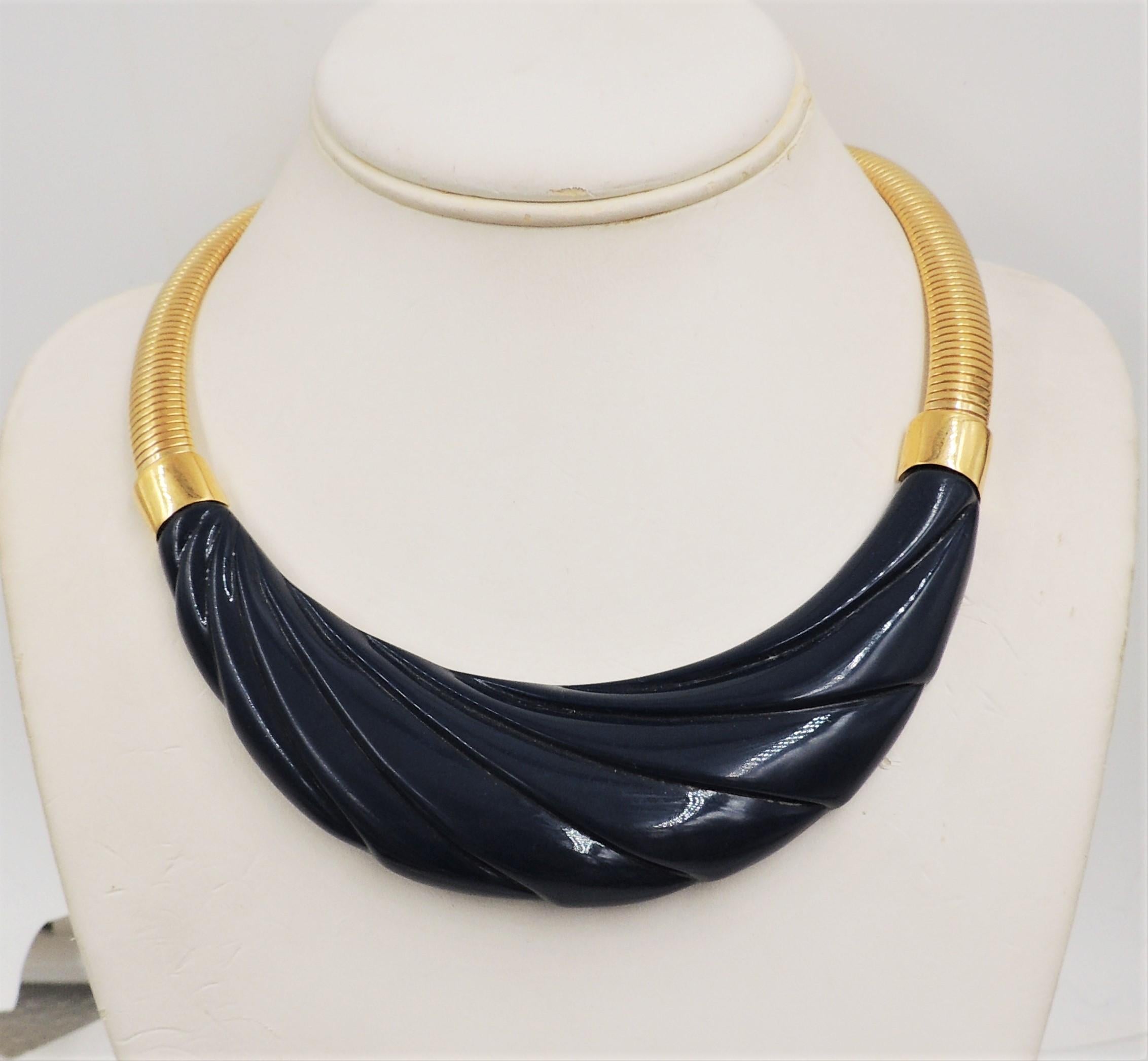 Modern Vintage 1980s Signed Monet Goldtone Molded Navy Blue Lucite Collar Necklace For Sale