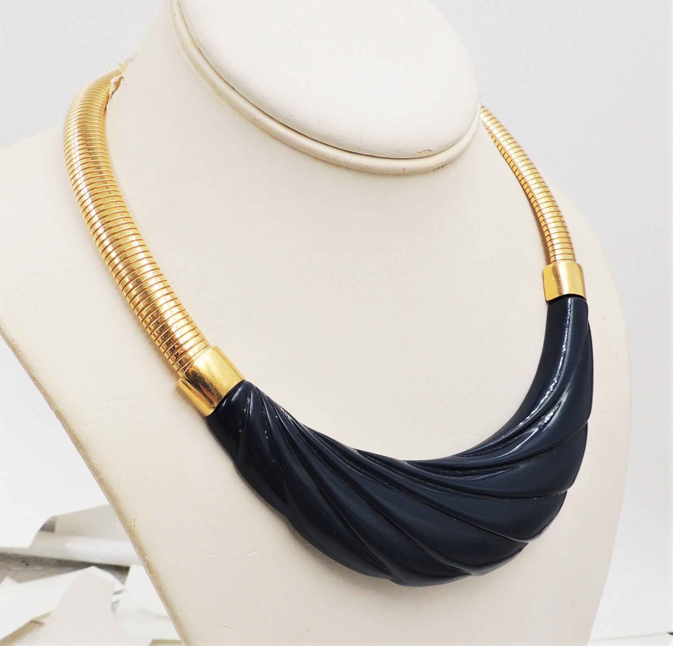 Vintage 1980s Signed Monet Goldtone Molded Navy Blue Lucite Collar Necklace In Good Condition For Sale In Easton, PA