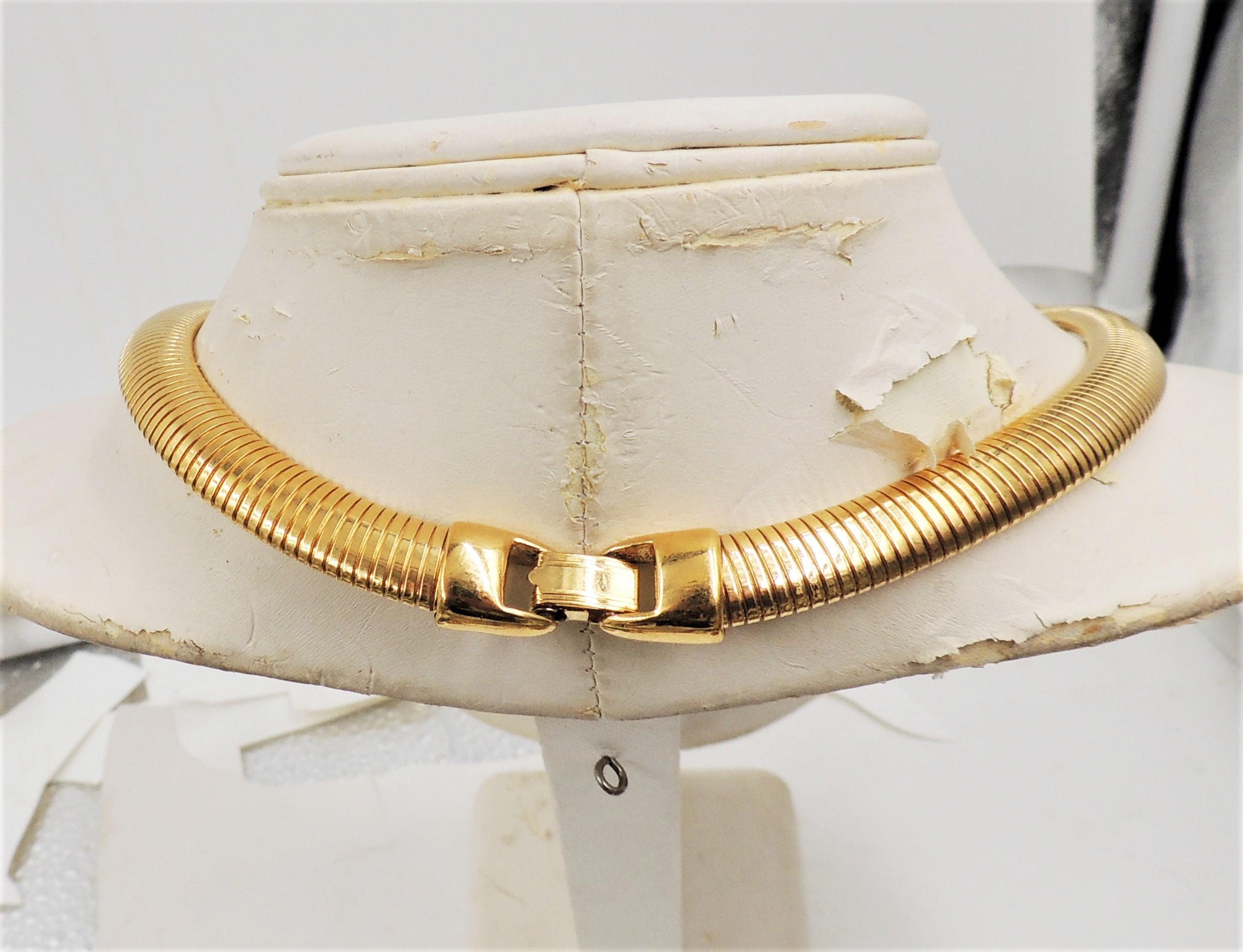 Vintage 1980s Signed Monet Goldtone Molded Navy Blue Lucite Collar Necklace In Good Condition For Sale In Easton, PA