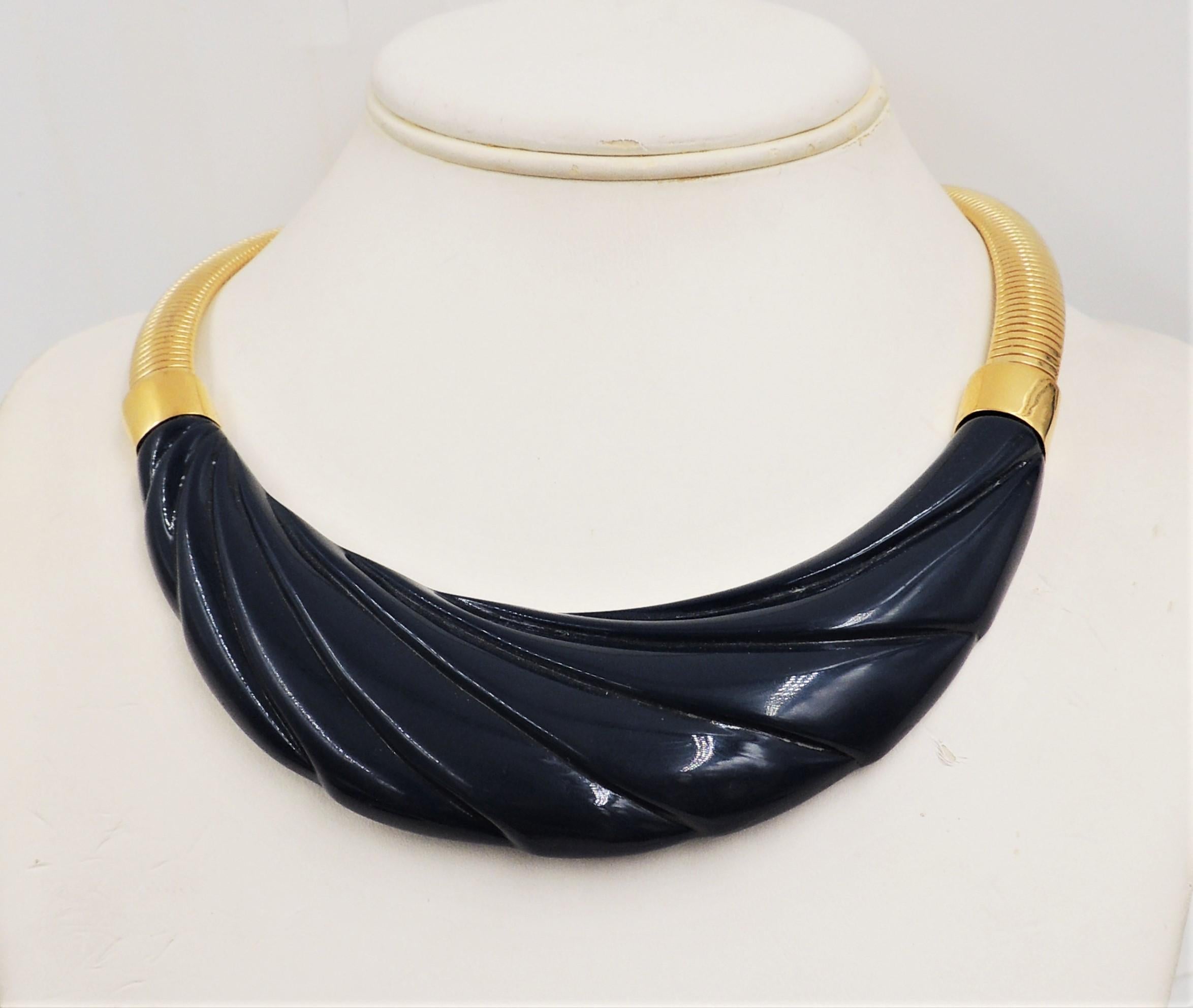 Vintage 1980s Signed Monet Goldtone Molded Navy Blue Lucite Collar Necklace For Sale 4