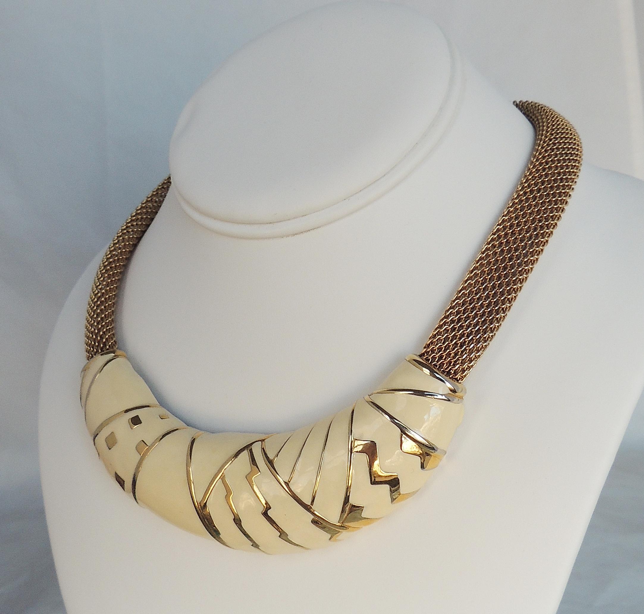 Vintage 1980s Signed Monet Modernist Goldtone & White Enamel Collar Necklace In Excellent Condition For Sale In Easton, PA