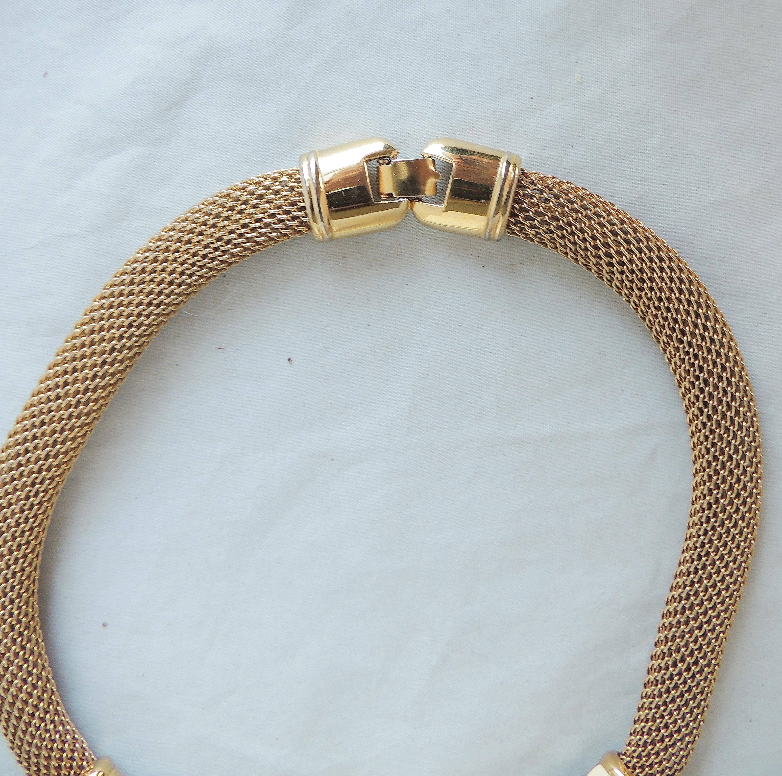 Vintage 1980 Signed Monet Modernist Goldtone & White Enamel Collar Necklace Pour femmes en vente