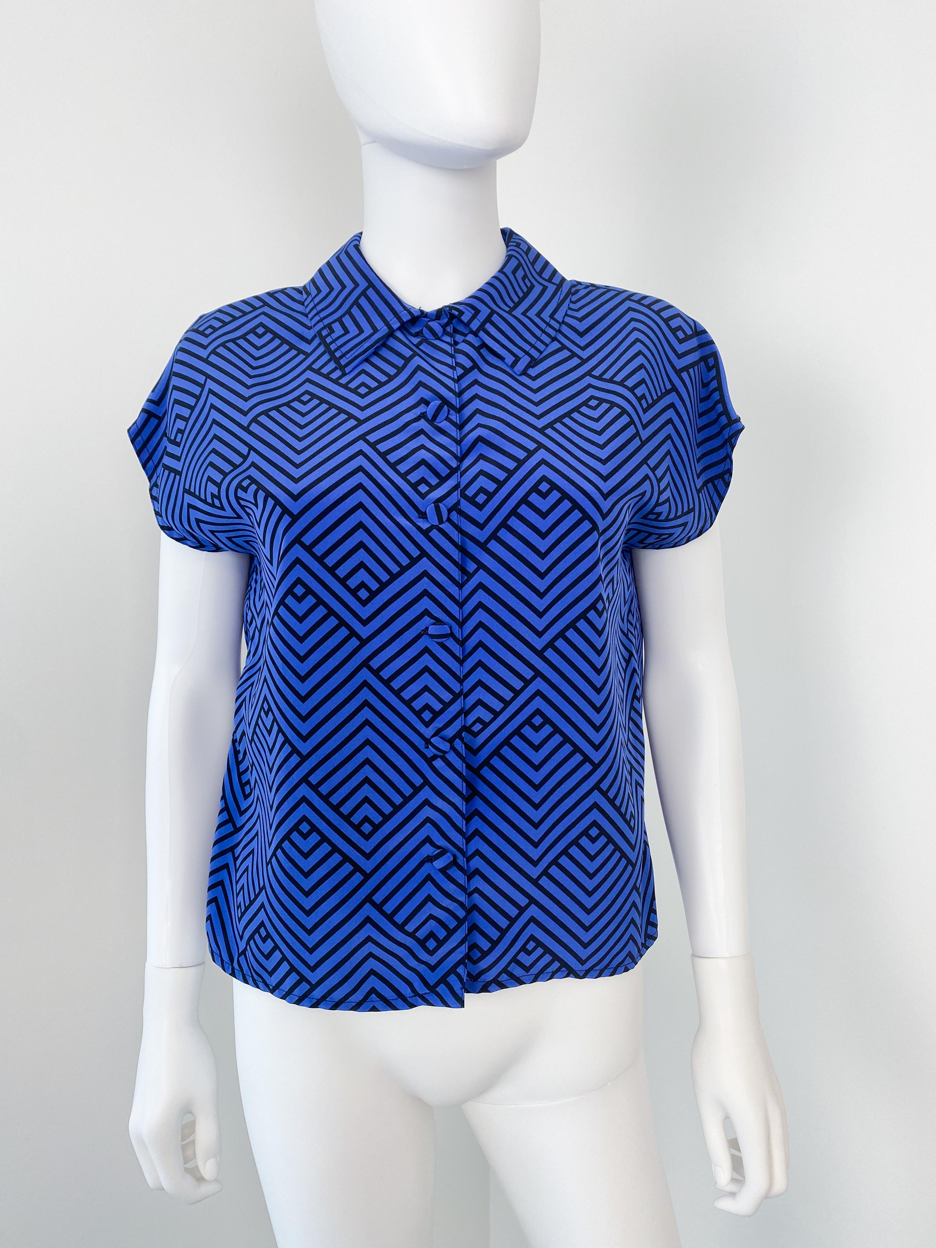 Vintage 1980s Silky Polyester Blouse Top Black and Blue ZigZag Size 8/10 In Excellent Condition For Sale In Atlanta, GA