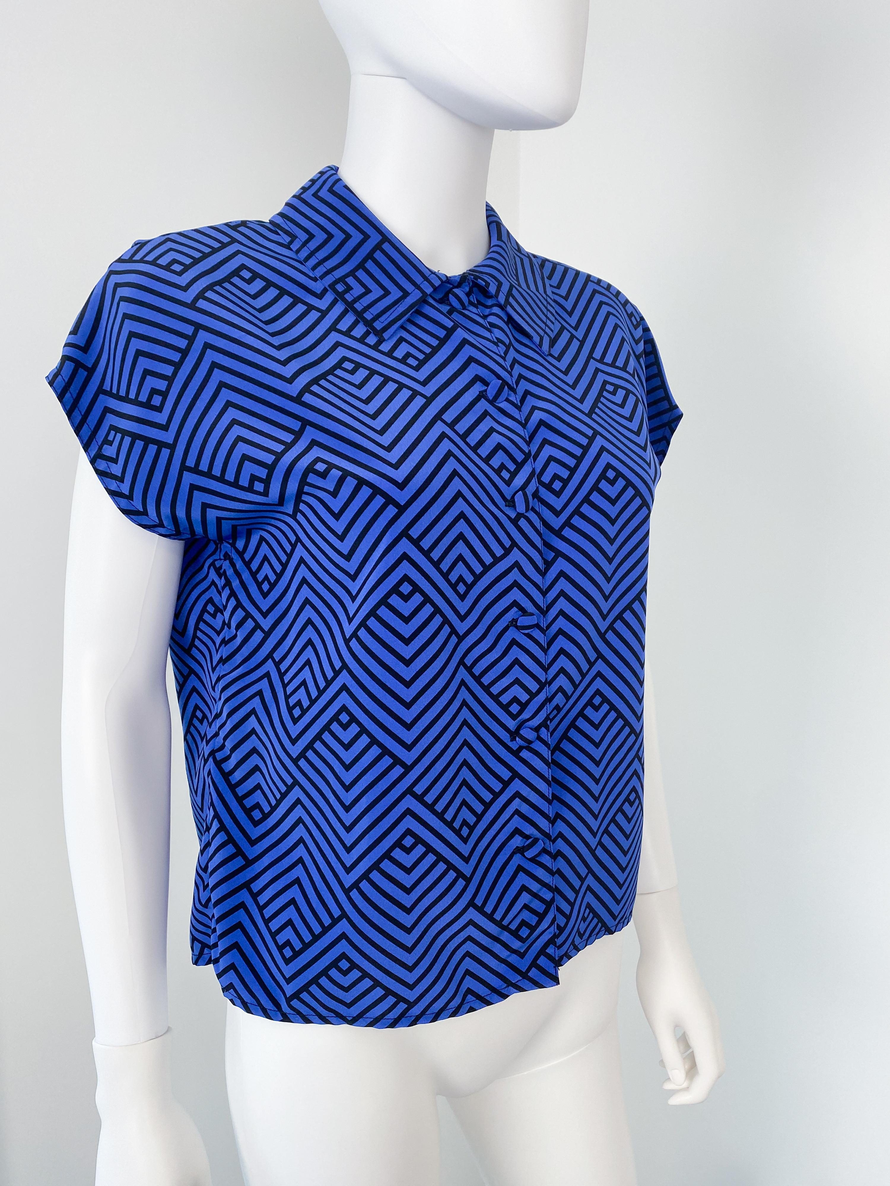 Vintage 1980s Silky Polyester Blouse Top Black and Blue ZigZag Size 8/10 For Sale 1