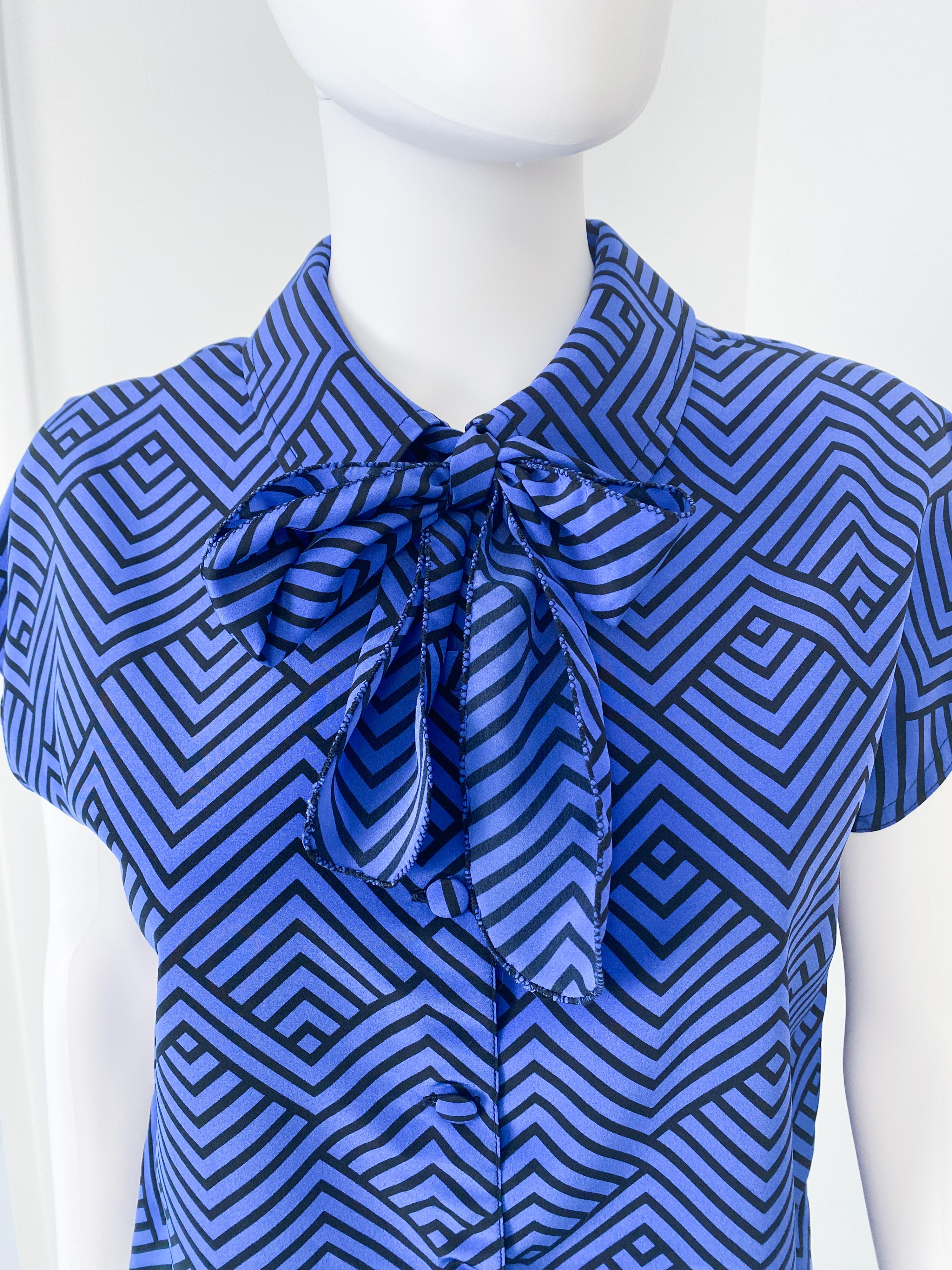 Vintage 1980s Silky Polyester Blouse Top Black and Blue ZigZag Size 8/10 For Sale 2