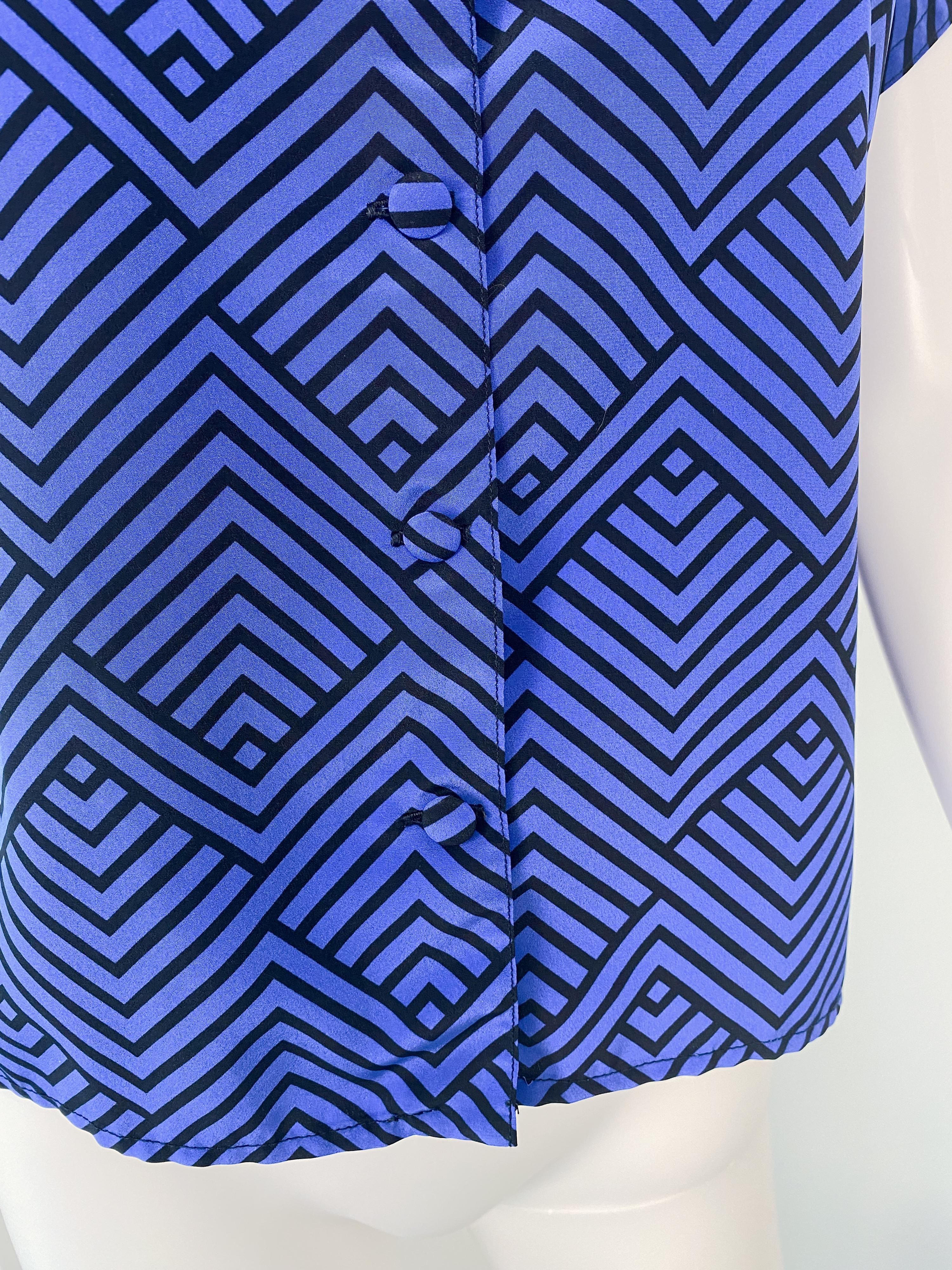 Vintage 1980s Silky Polyester Blouse Top Black and Blue ZigZag Size 8/10 For Sale 3