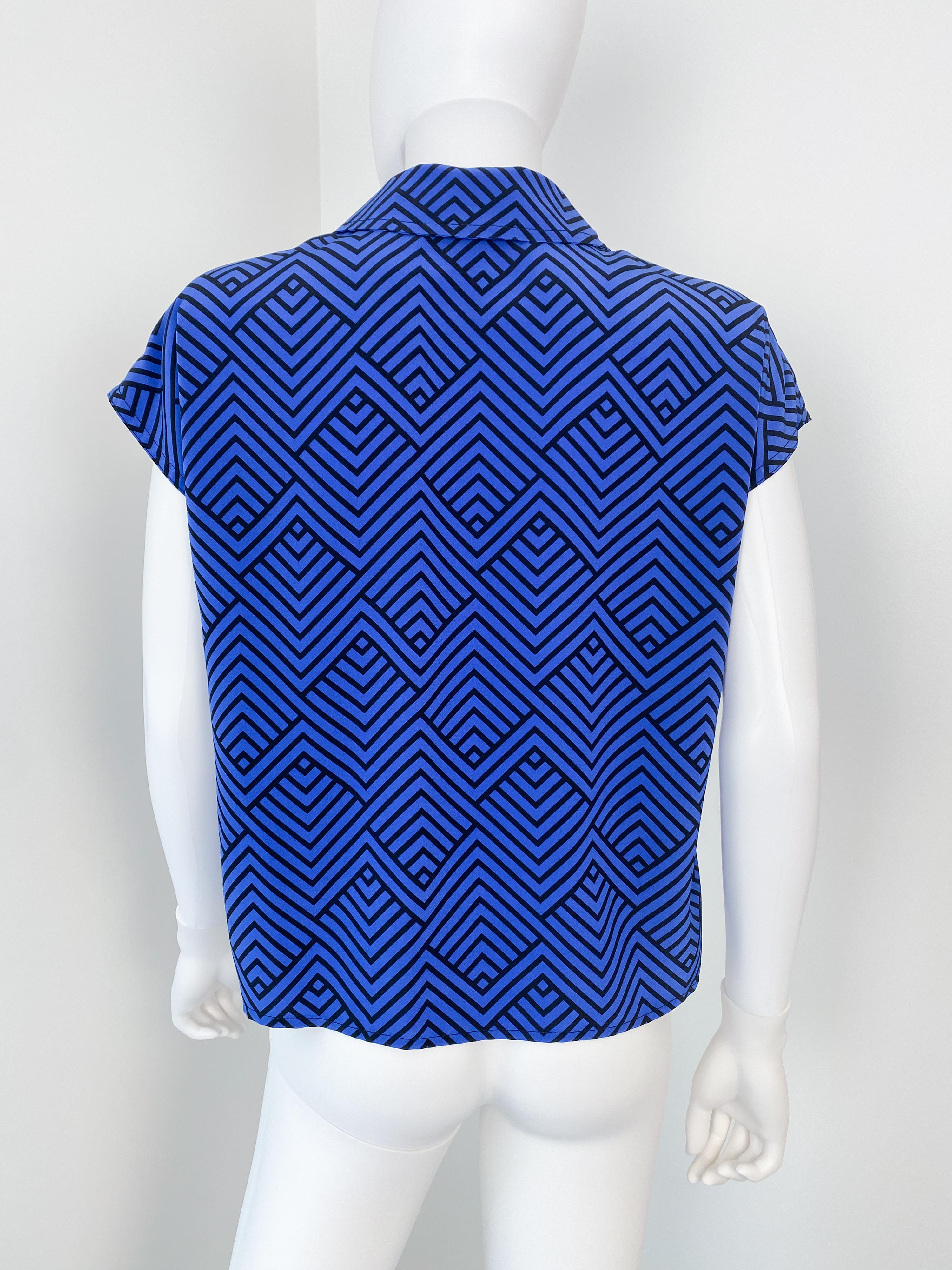 Vintage 1980s Silky Polyester Blouse Top Black and Blue ZigZag Size 8/10 For Sale 4