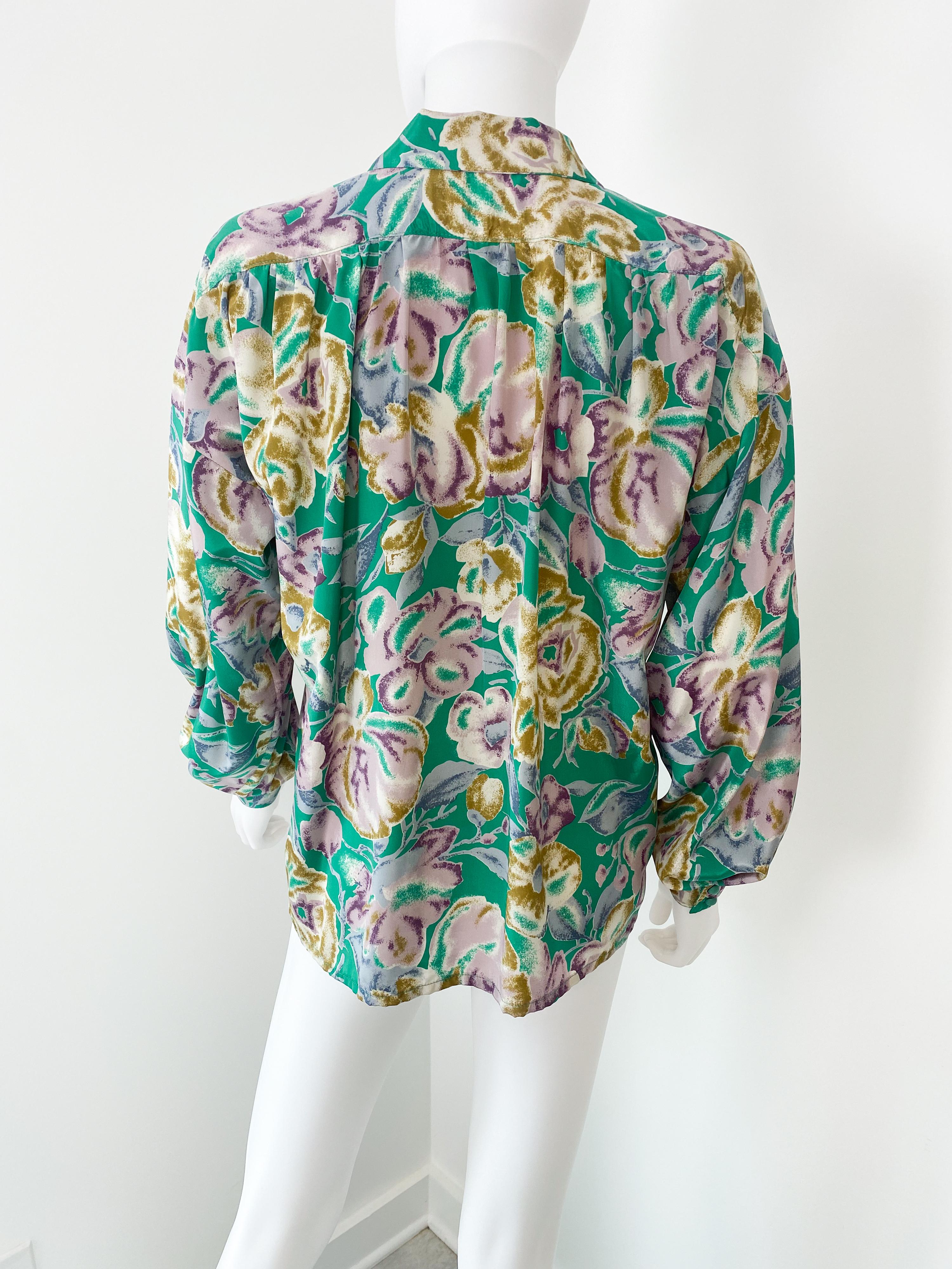 Camicetta vintage anni '80 in poliestere setoso con fiori verdi e lavanda taglia 12/14 in vendita 5