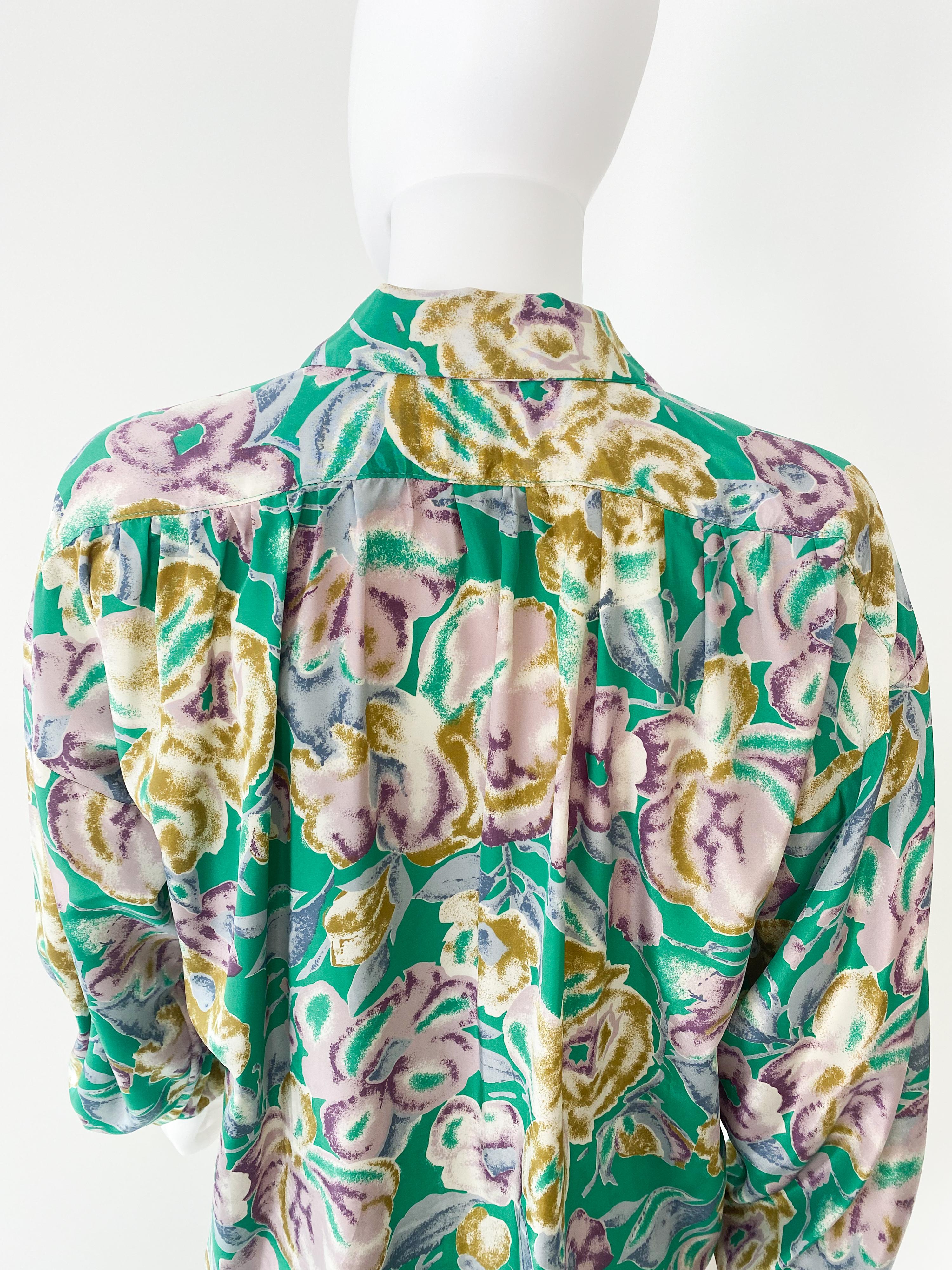 Camicetta vintage anni '80 in poliestere setoso con fiori verdi e lavanda taglia 12/14 in vendita 6