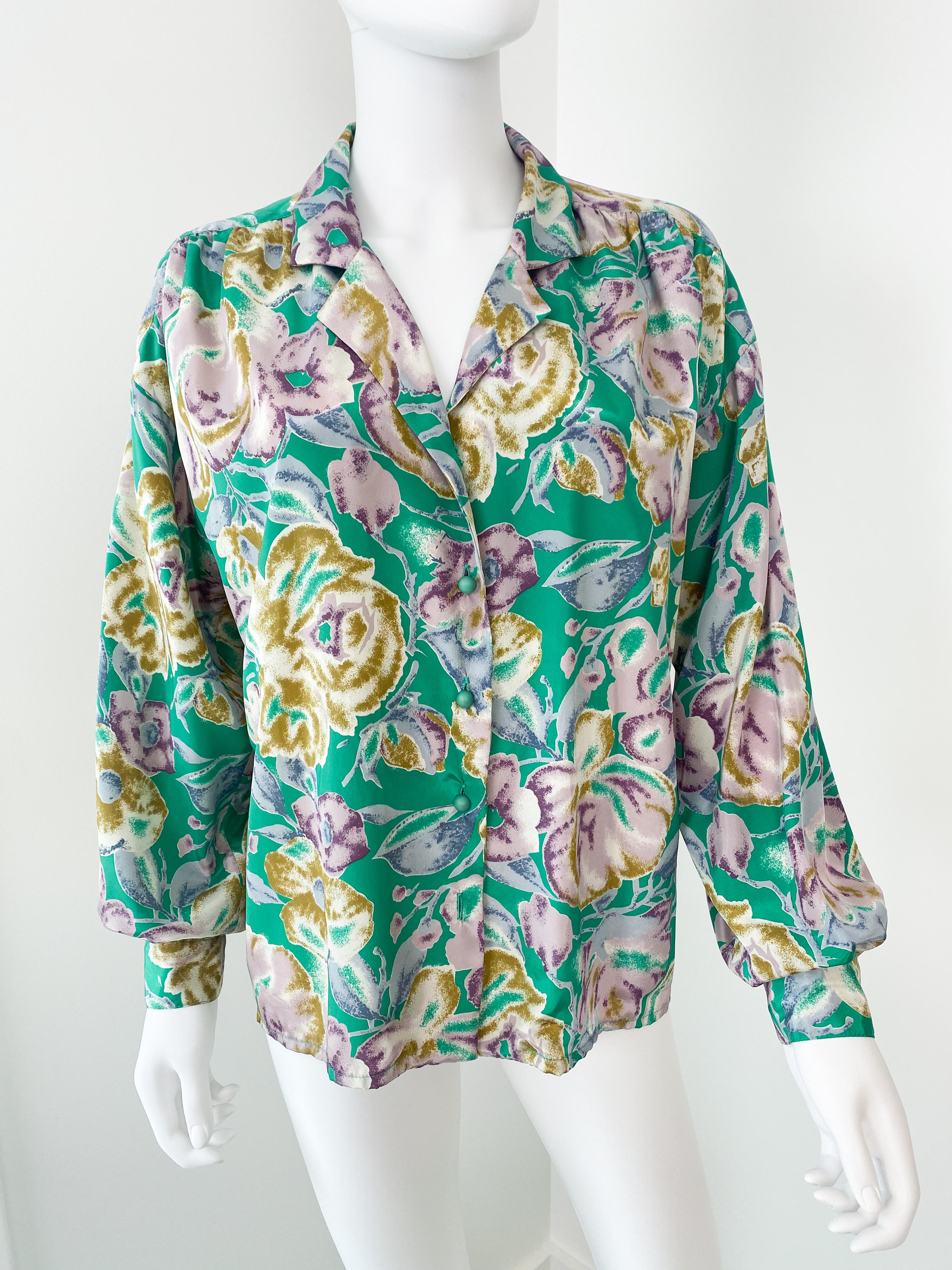 Camicetta vintage anni '80 in poliestere setoso con fiori verdi e lavanda taglia 12/14 in vendita 7