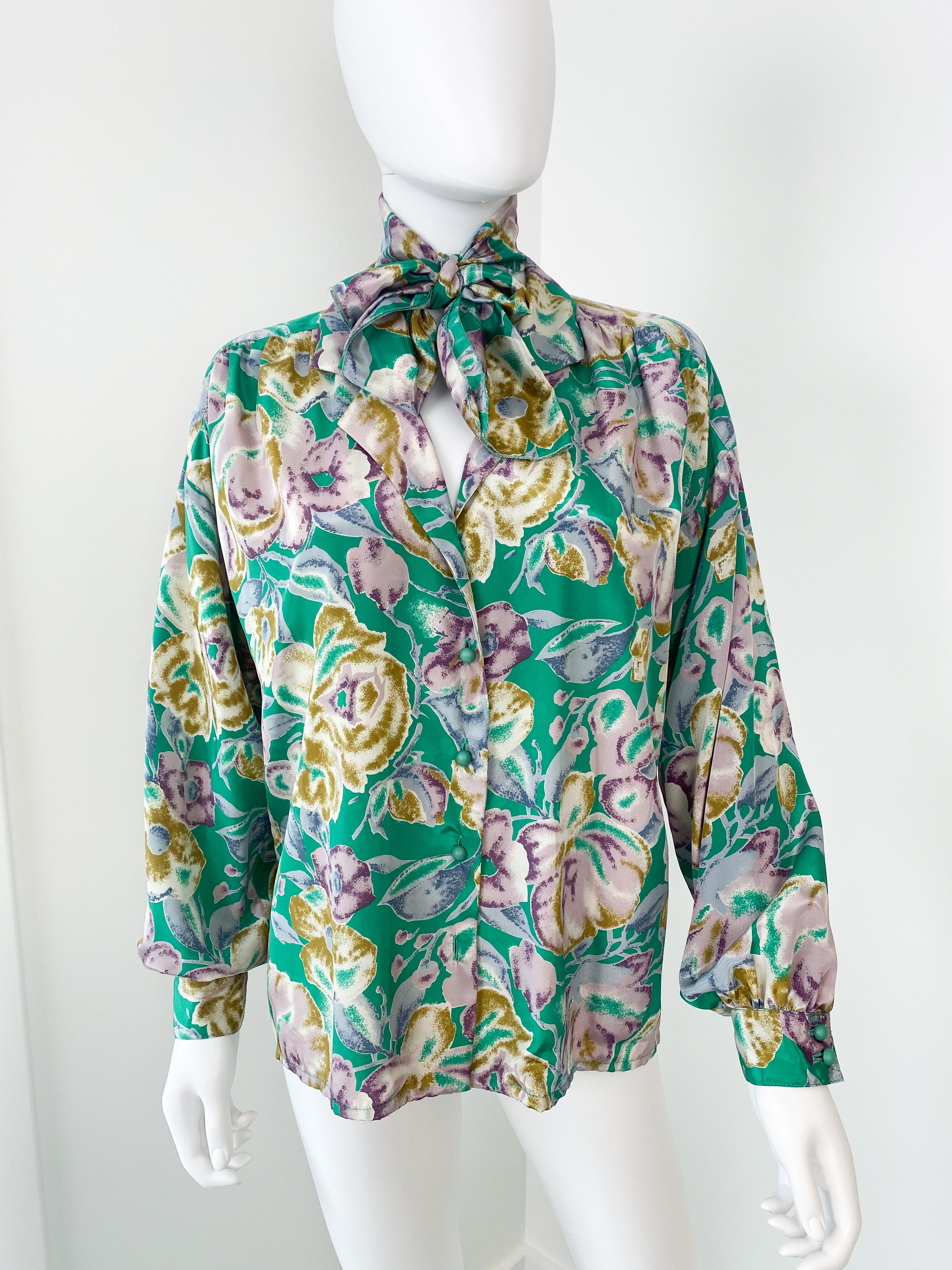 Camicetta vintage anni '80 in poliestere setoso con fiori verdi e lavanda taglia 12/14 In condizioni ottime in vendita a Atlanta, GA