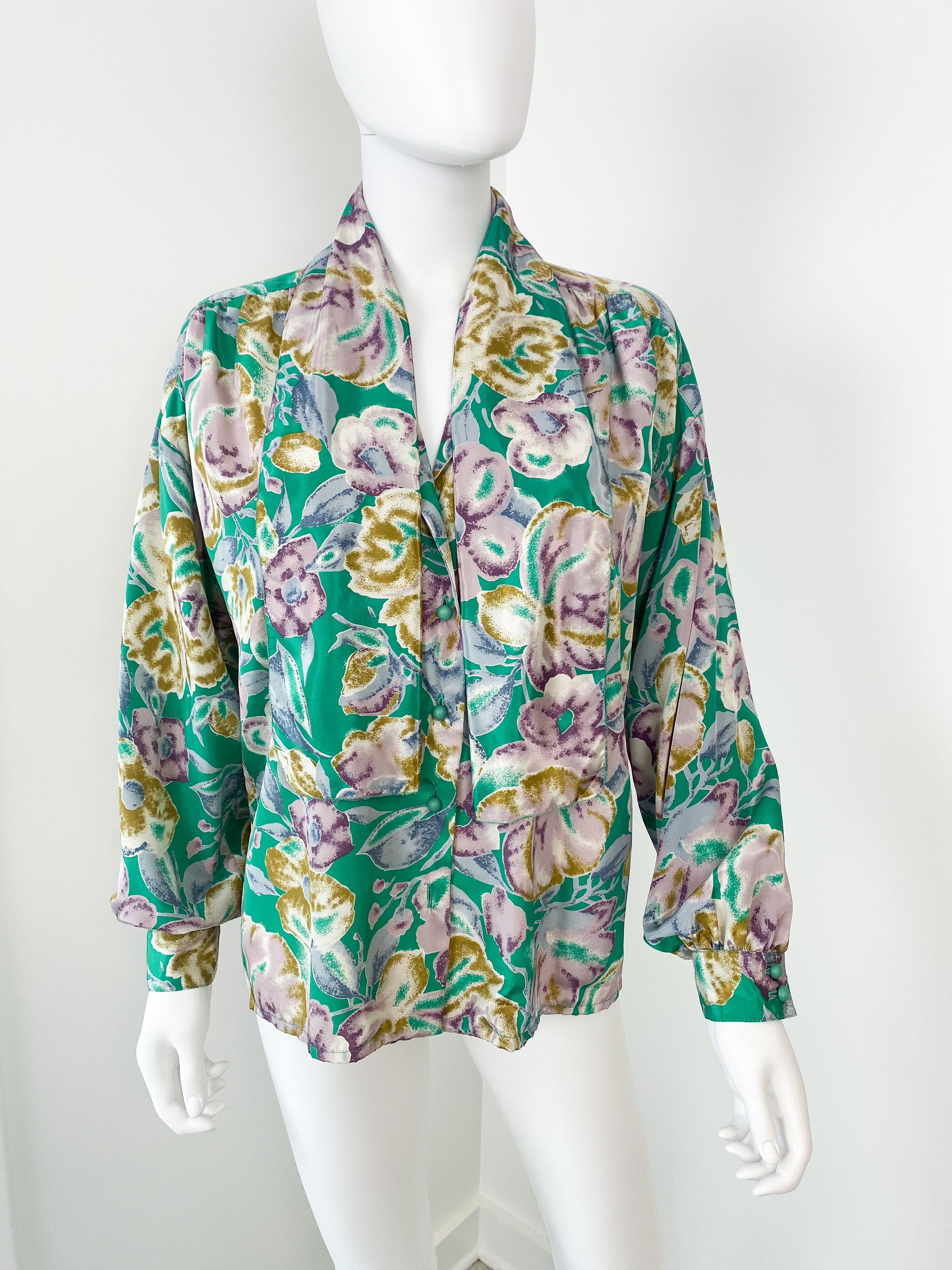 Donna Camicetta vintage anni '80 in poliestere setoso con fiori verdi e lavanda taglia 12/14 in vendita