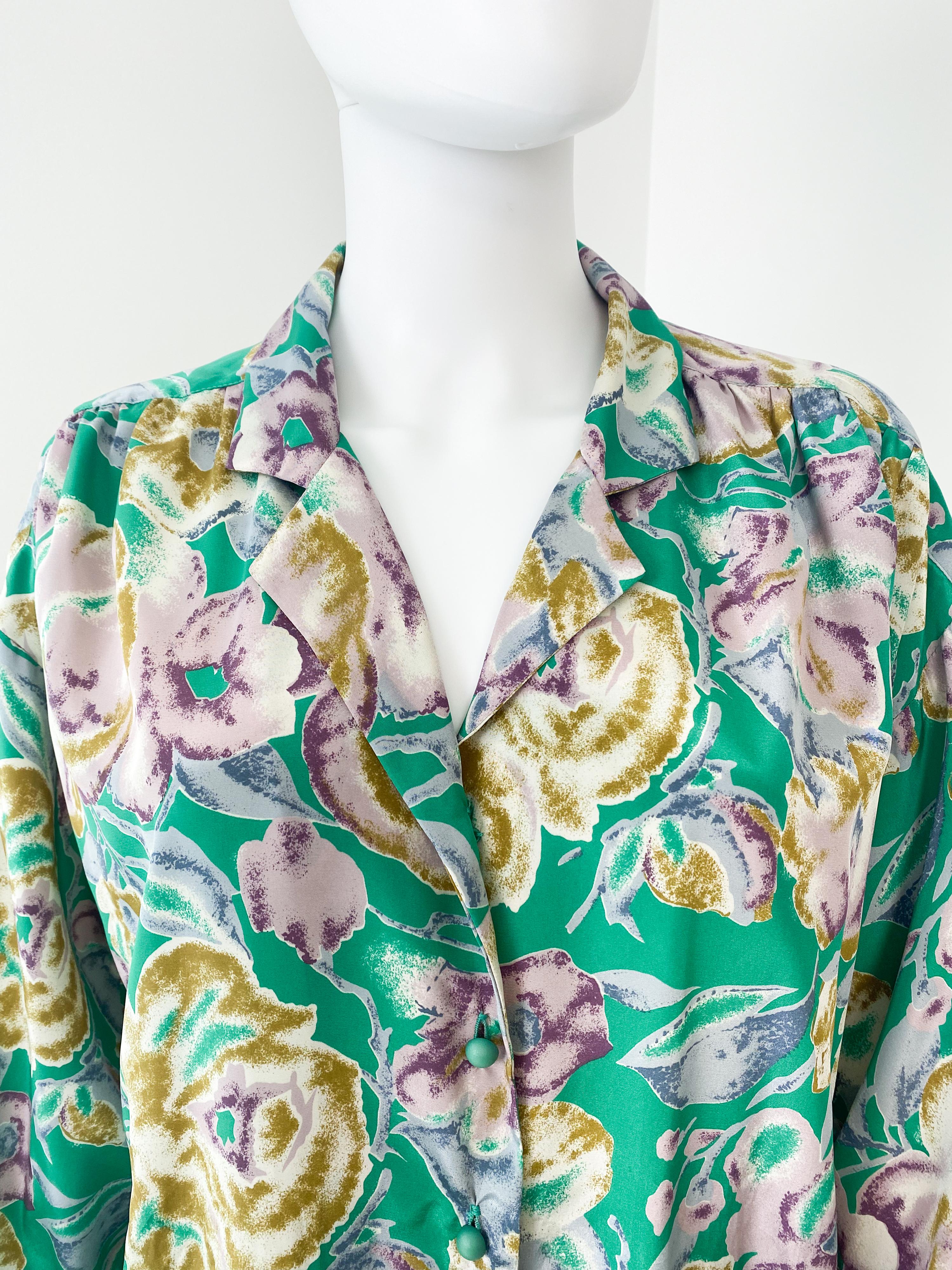 Camicetta vintage anni '80 in poliestere setoso con fiori verdi e lavanda taglia 12/14 in vendita 1