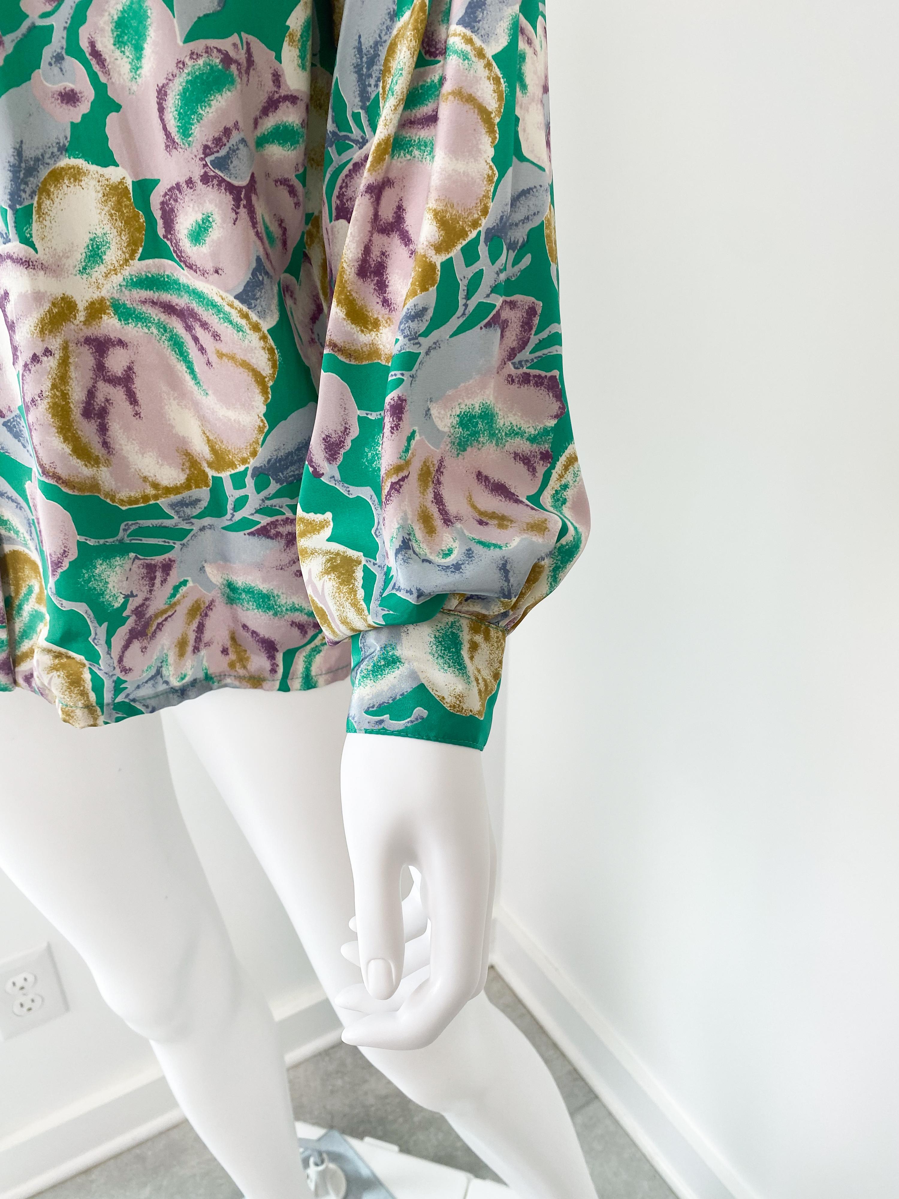 Camicetta vintage anni '80 in poliestere setoso con fiori verdi e lavanda taglia 12/14 in vendita 2