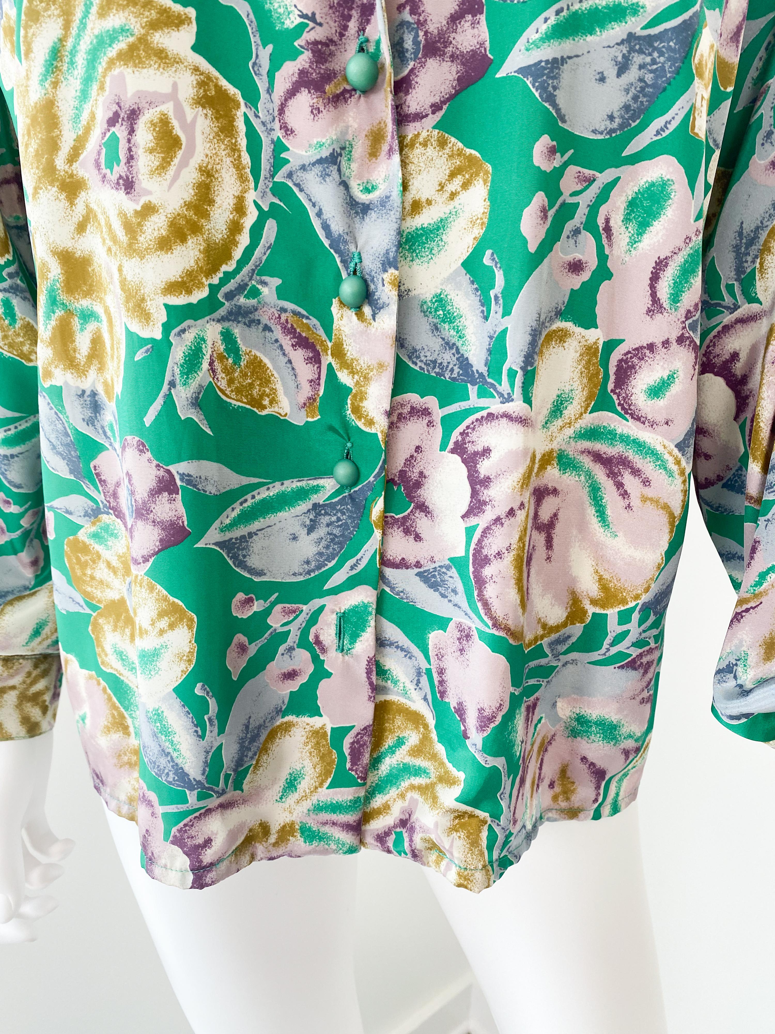 Camicetta vintage anni '80 in poliestere setoso con fiori verdi e lavanda taglia 12/14 in vendita 4