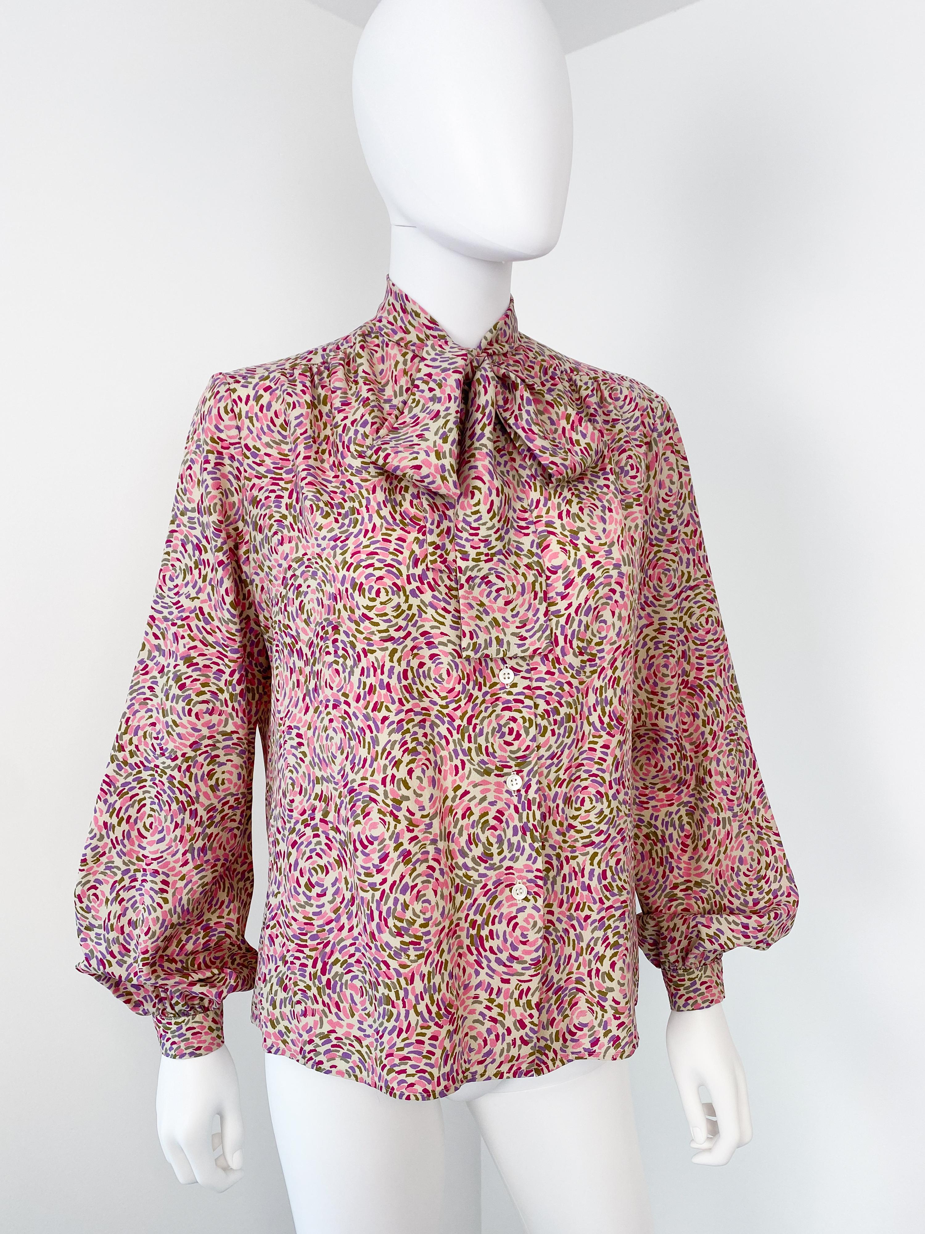 Vintage 1980s Silky Polyester Blouse Top Pink Pointillism Print Size 8 In Excellent Condition For Sale In Atlanta, GA