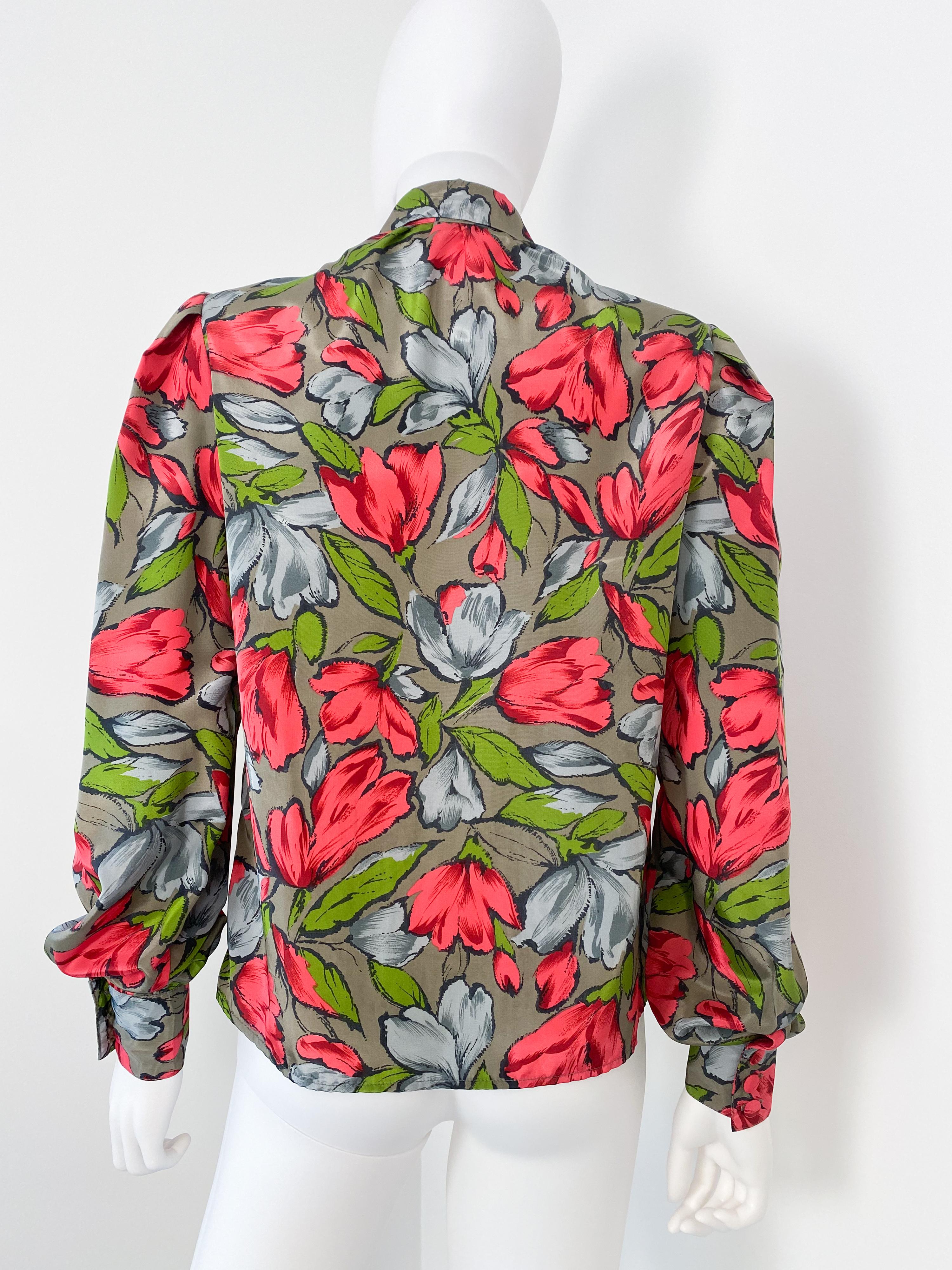 Vintage 1980s Silky Polyester Blouse Top Red and Gray Flowers Size 8/10 For Sale 6