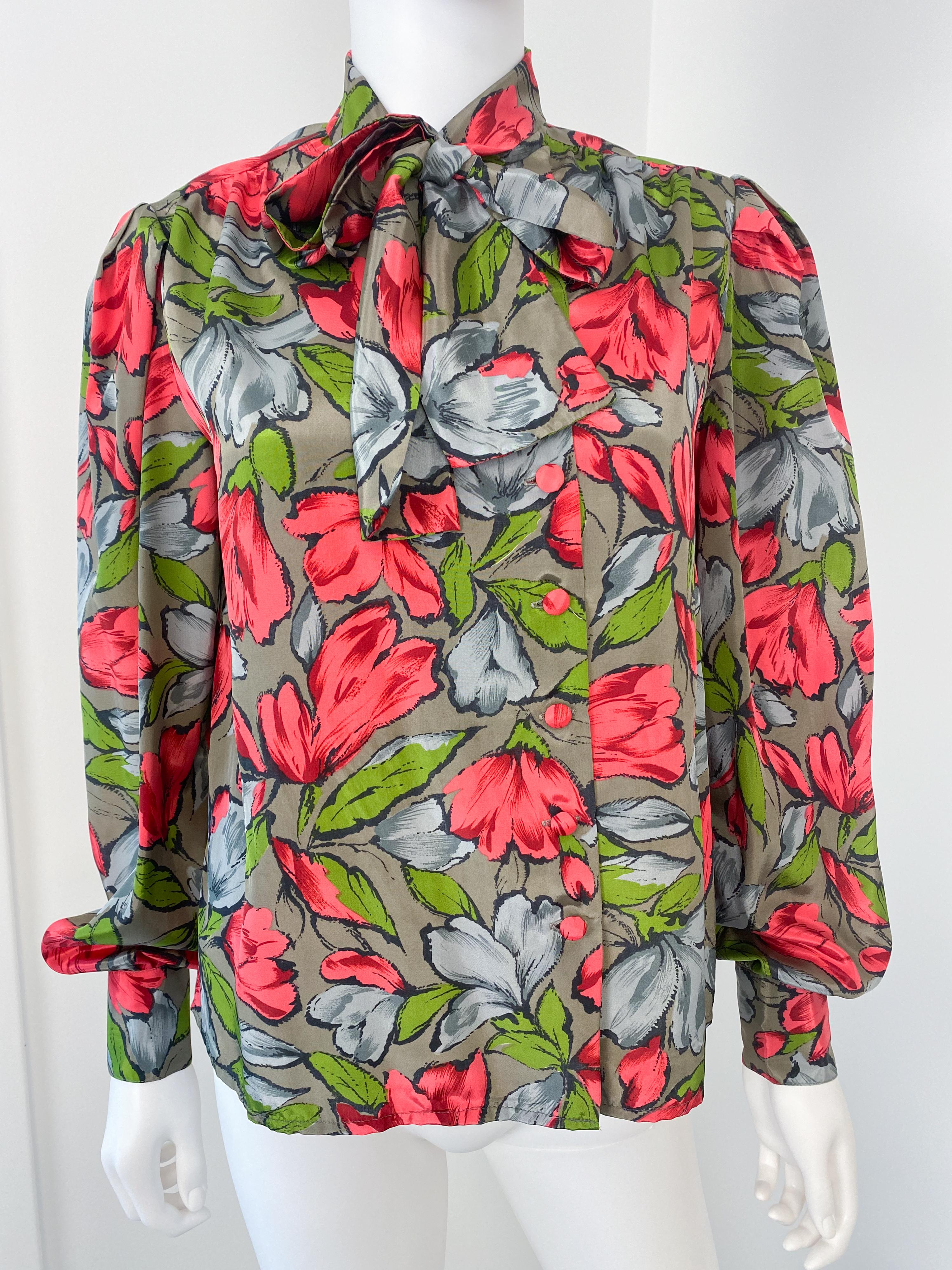 Vintage 1980s Silky Polyester Blouse Top Red and Gray Flowers Size 8/10 For Sale 7