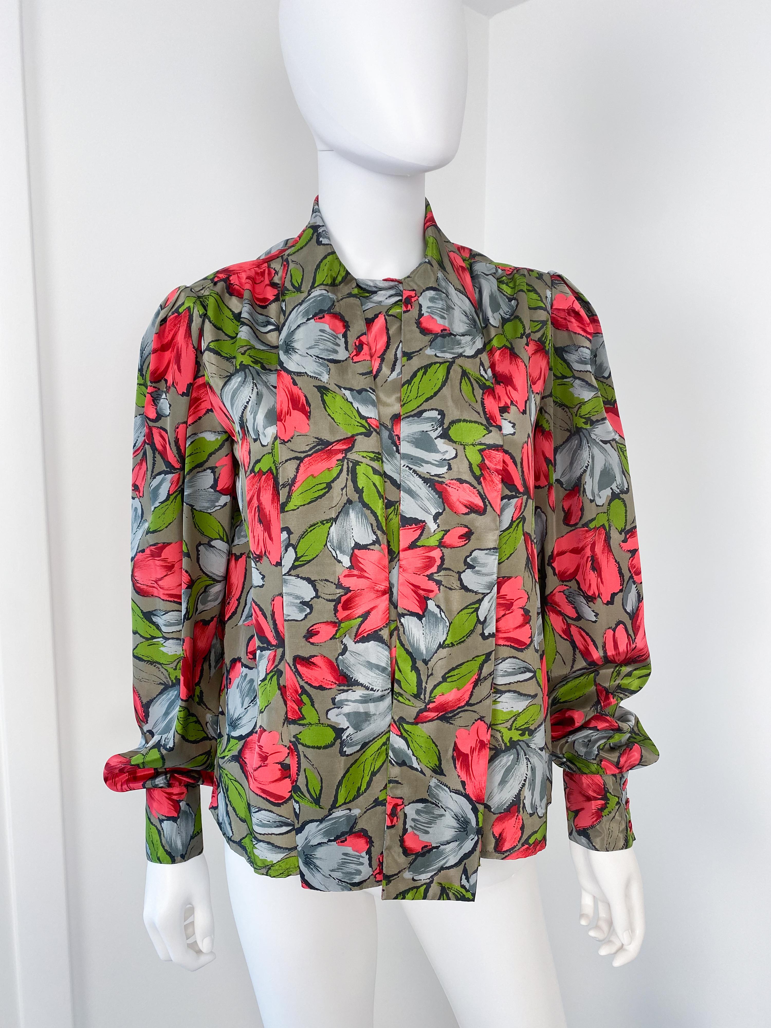 Vintage 1980s Silky Polyester Blouse Top Red and Gray Flowers Size 8/10 In Excellent Condition For Sale In Atlanta, GA
