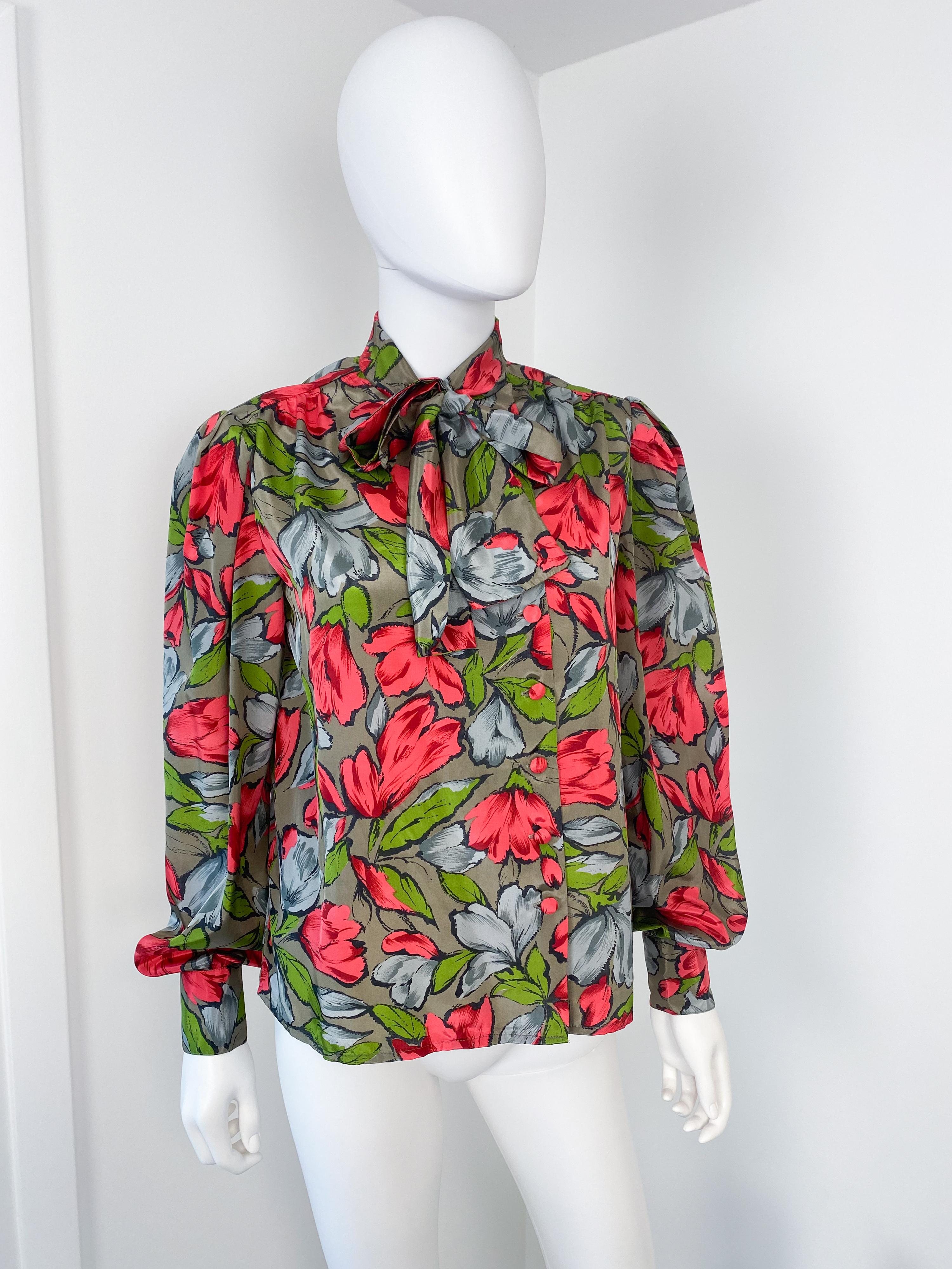 Women's or Men's Vintage 1980s Silky Polyester Blouse Top Red and Gray Flowers Size 8/10 For Sale