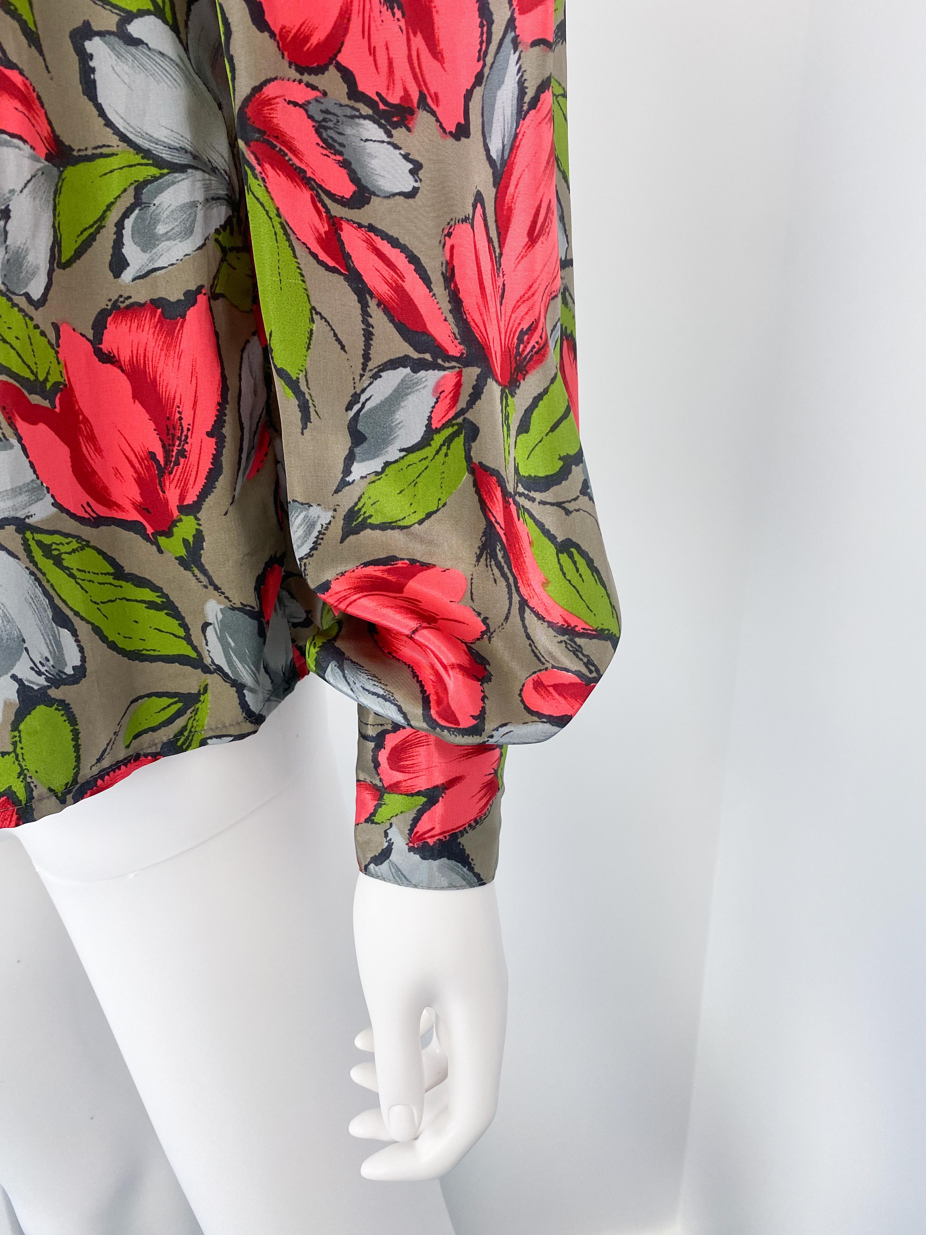 Vintage 1980s Silky Polyester Blouse Top Red and Gray Flowers Size 8/10 For Sale 2