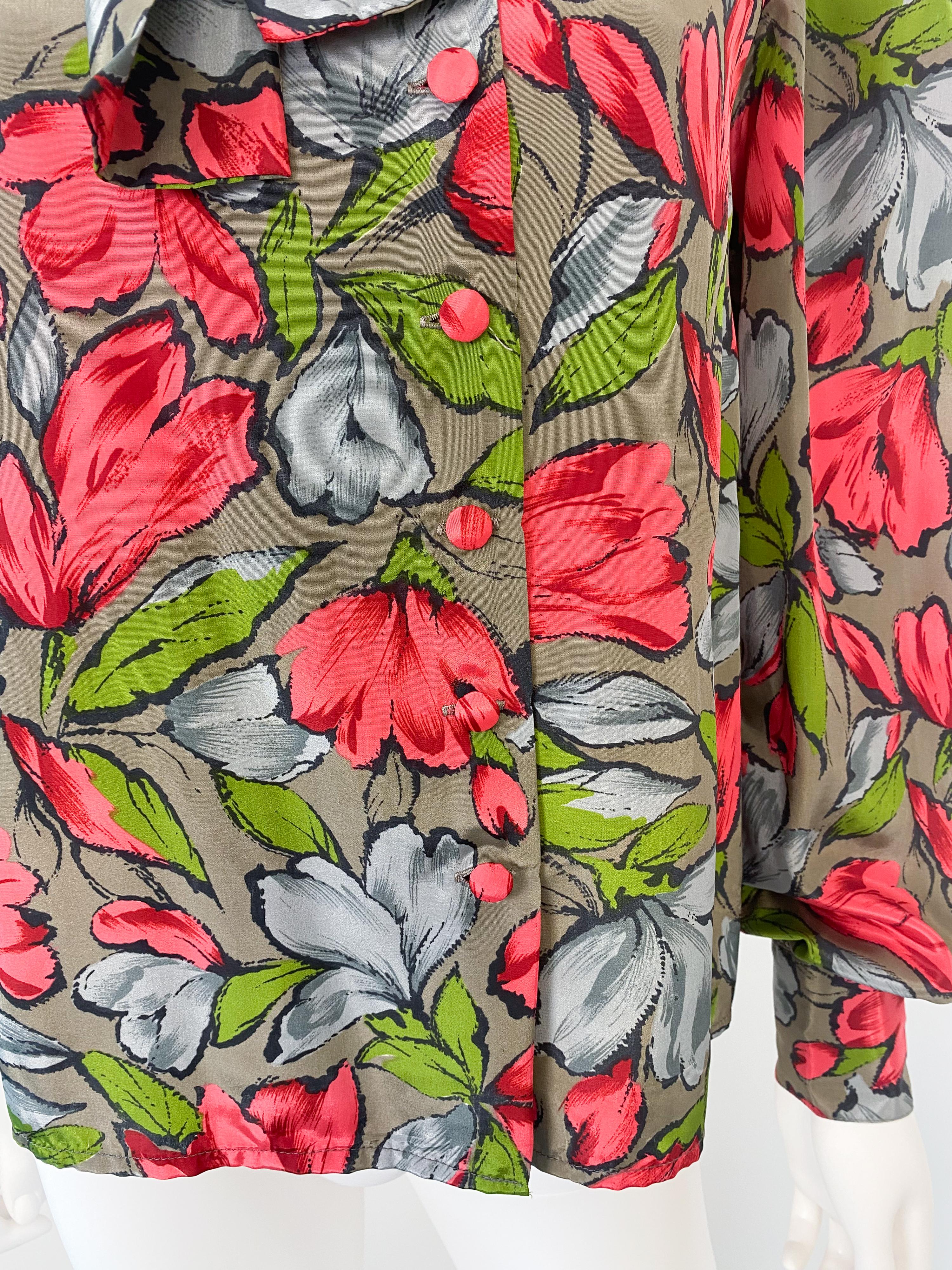 Vintage 1980s Silky Polyester Blouse Top Red and Gray Flowers Size 8/10 For Sale 4