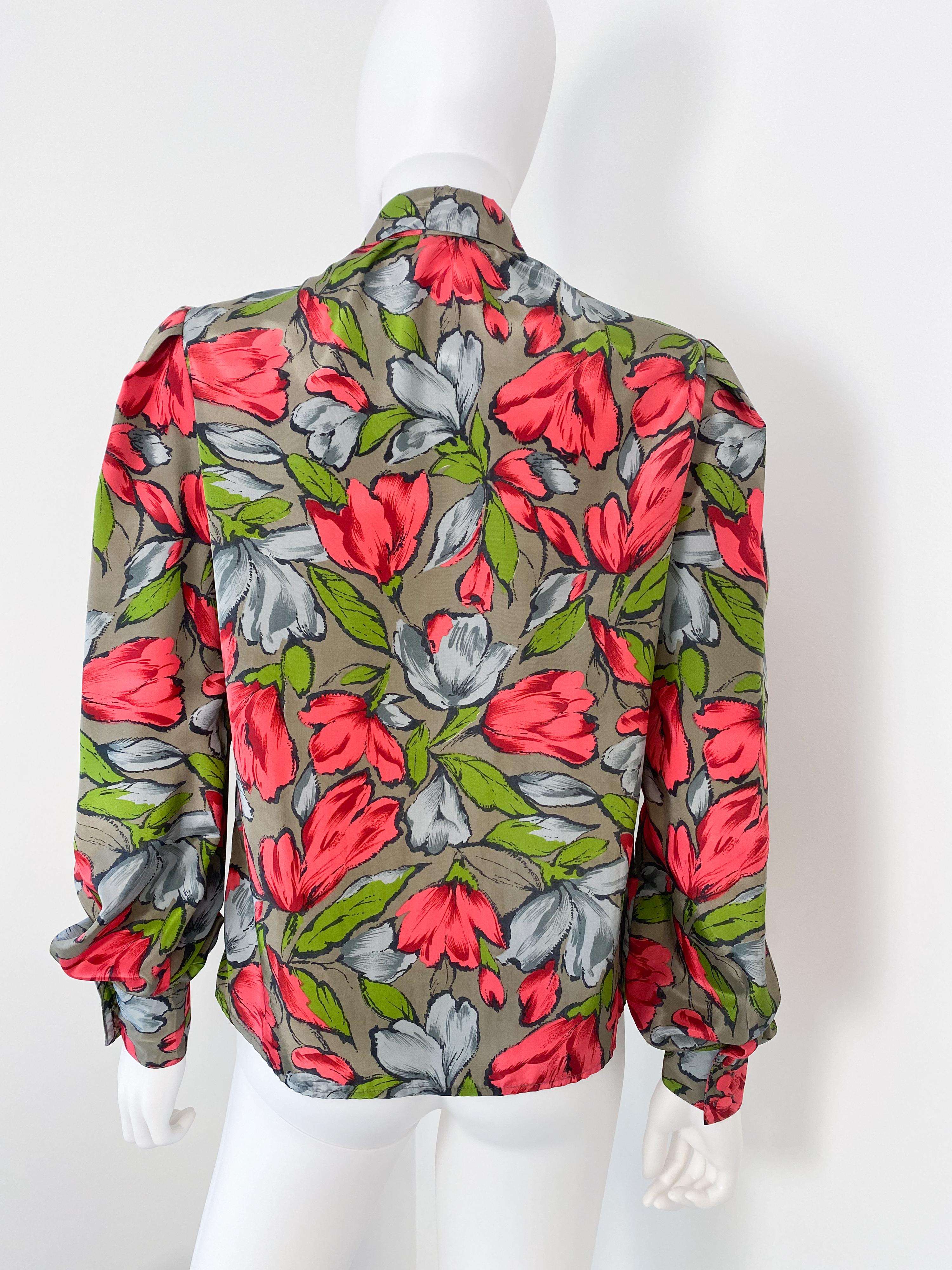 Vintage 1980s Silky Polyester Blouse Top Red and Gray Flowers Size 8/10 For Sale 5