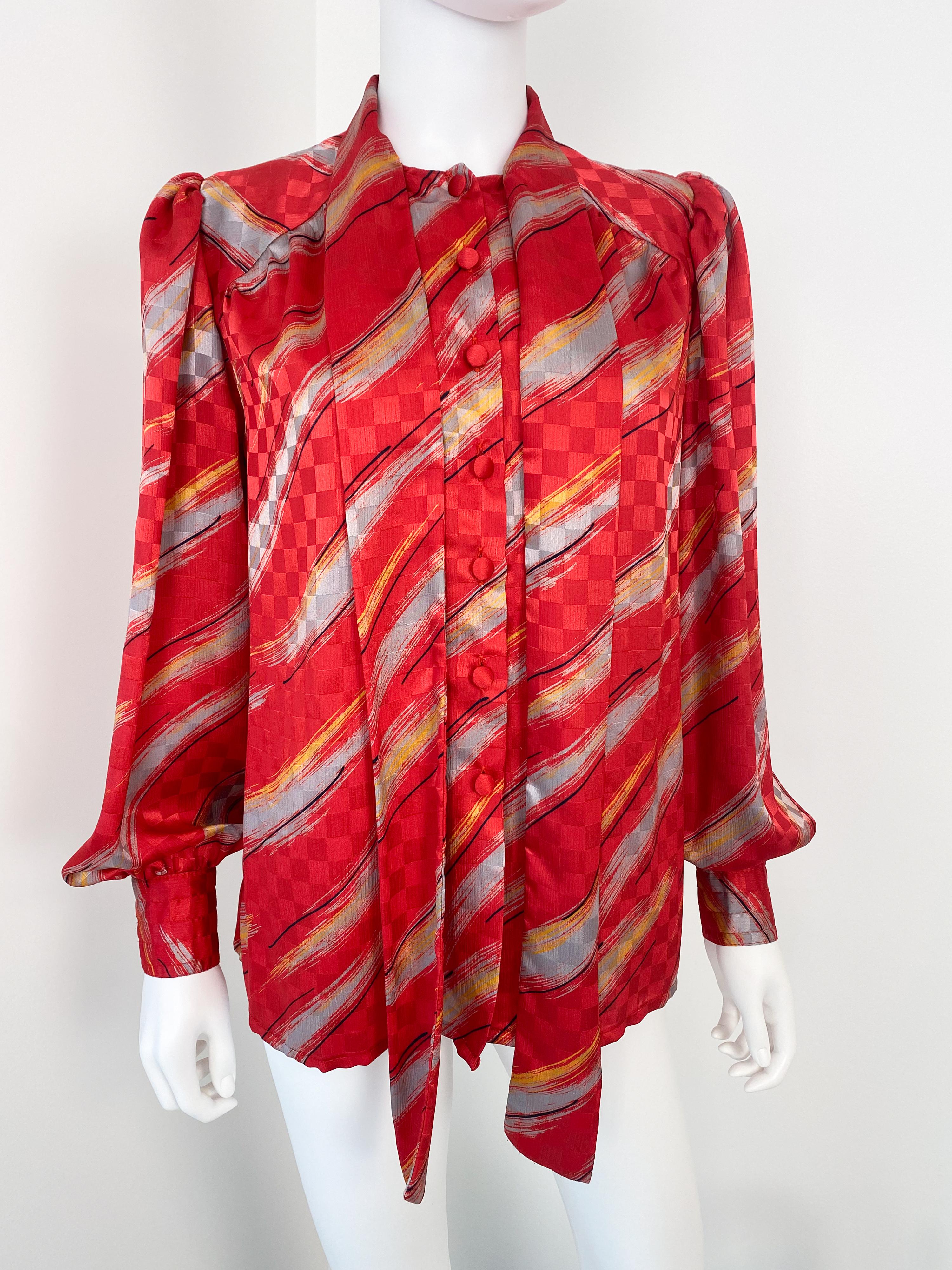 Vintage 1980s Silky Polyester Blouse Top Red and Gray Slashes Size 10/12 In Excellent Condition For Sale In Atlanta, GA