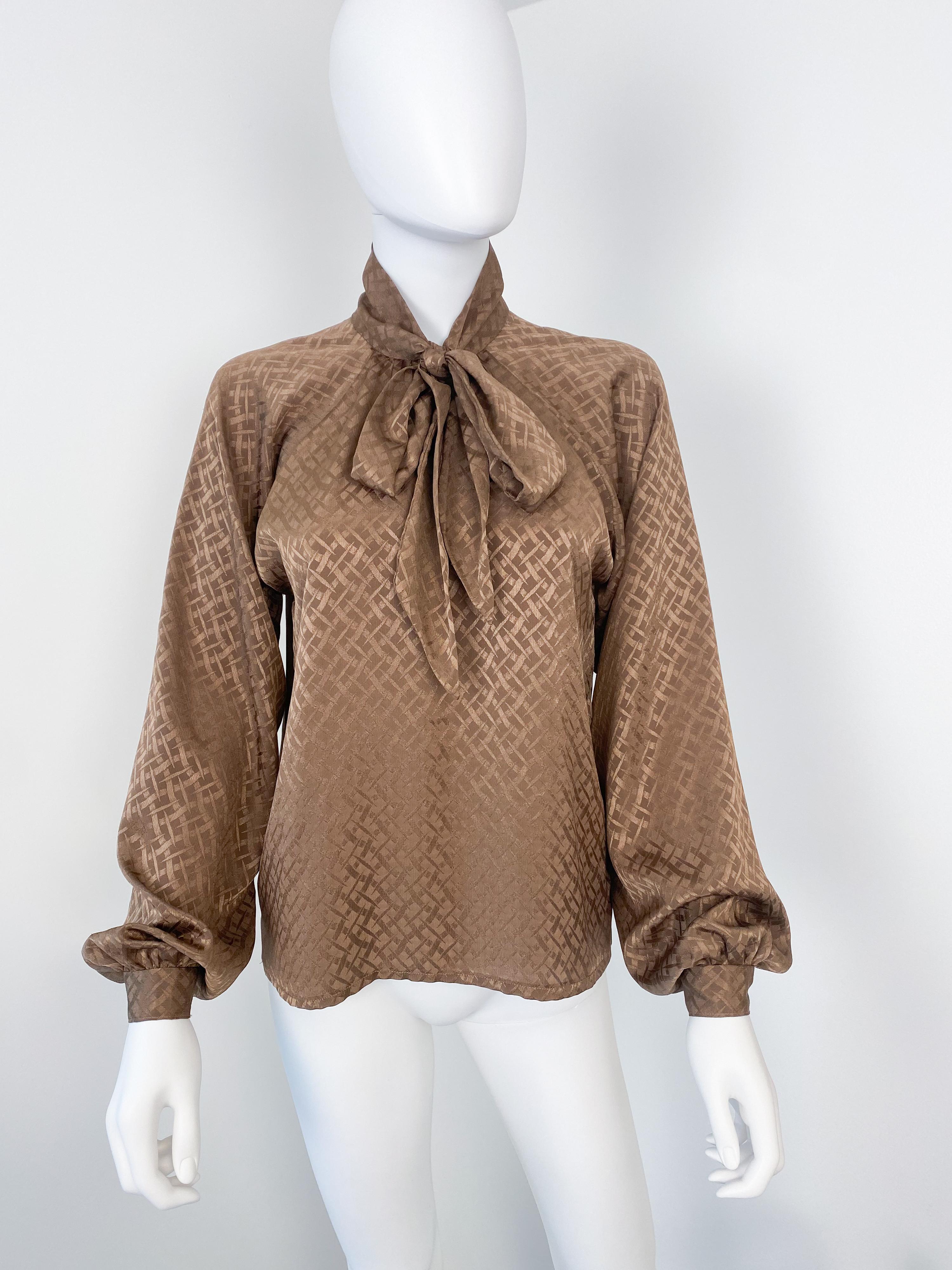 Vintage 1980s Silky Polyester Bow Blouse Top Brown Geometric Print Size 6/8 In Excellent Condition For Sale In Atlanta, GA