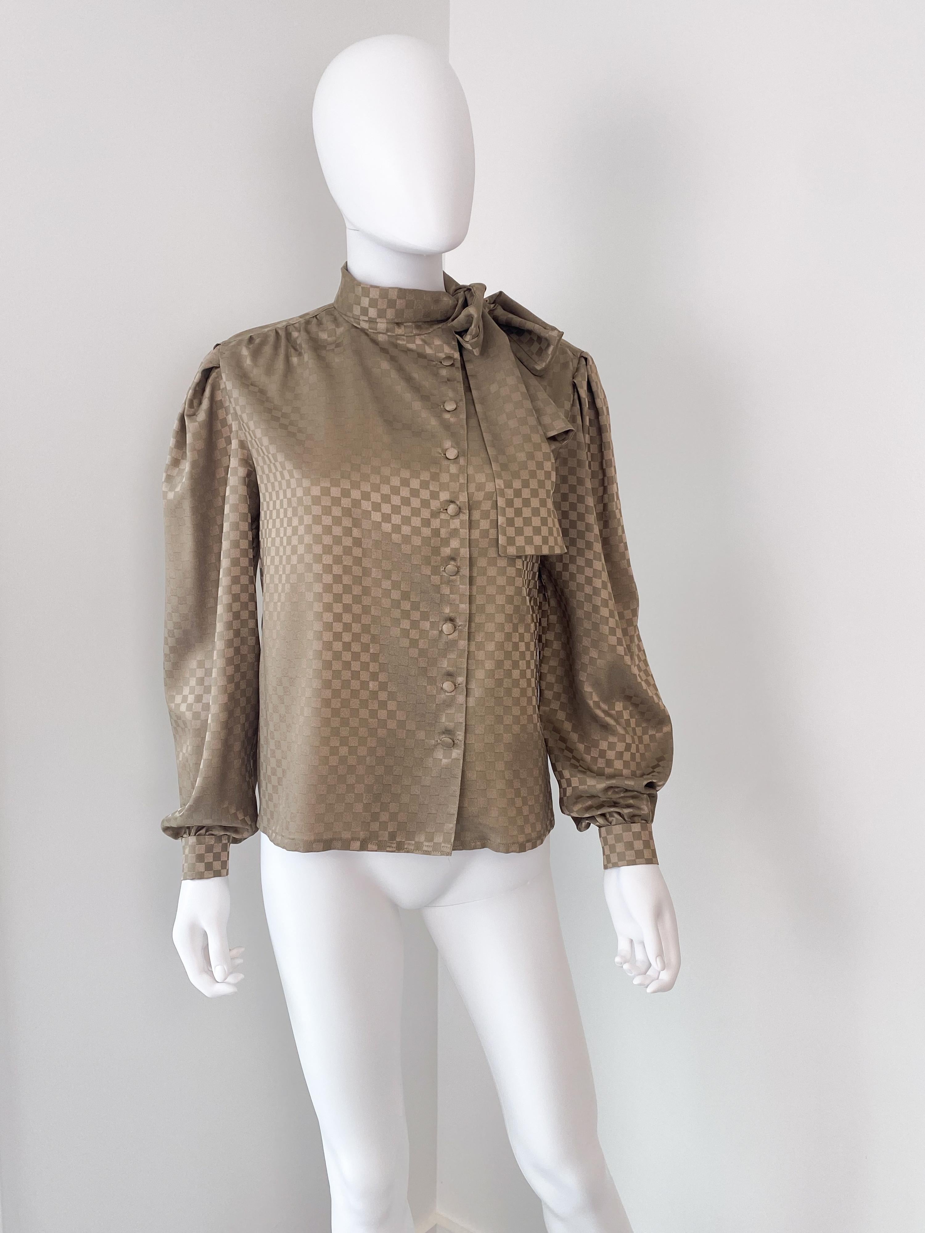 Marrone Vintage anni '80: camicetta con fiocco in poliestere marrone con stampa geometrica Taglia 6/8 in vendita