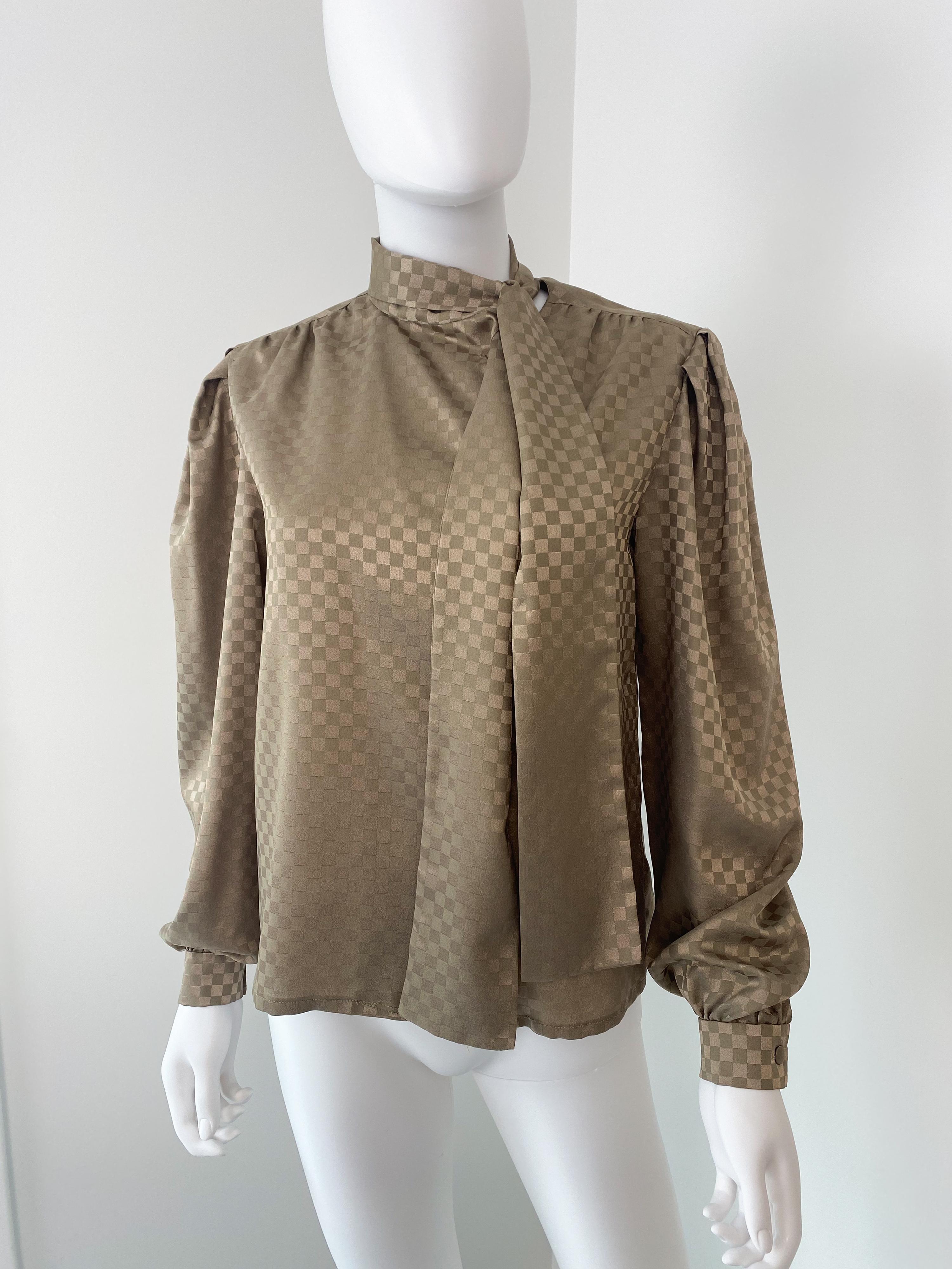 Vintage anni '80: camicetta con fiocco in poliestere marrone con stampa geometrica Taglia 6/8 In condizioni ottime in vendita a Atlanta, GA