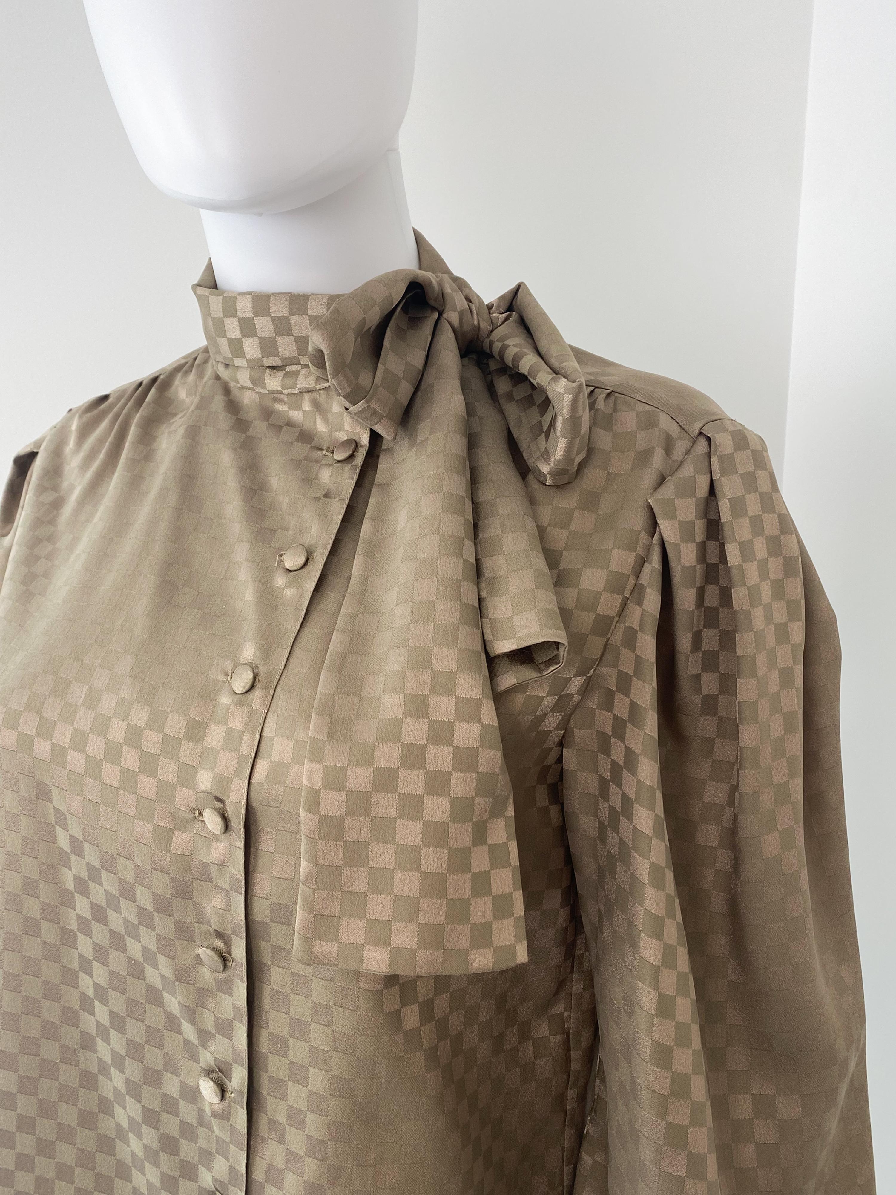 Donna Vintage anni '80: camicetta con fiocco in poliestere marrone con stampa geometrica Taglia 6/8 in vendita
