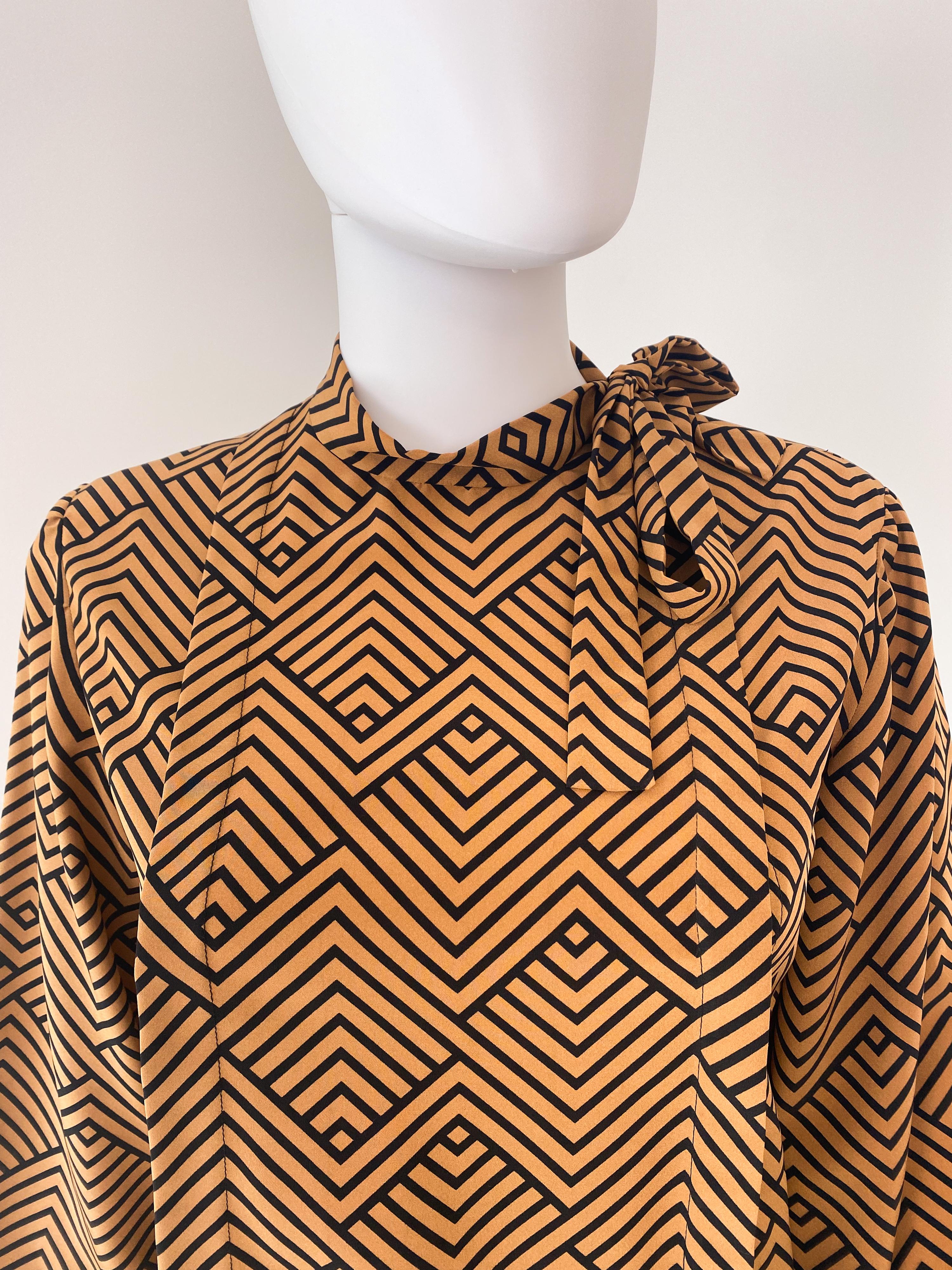 Camicetta con fiocco in poliestere setoso anni '80, ZigZag Orange, taglia 6/8 In condizioni ottime in vendita a Atlanta, GA