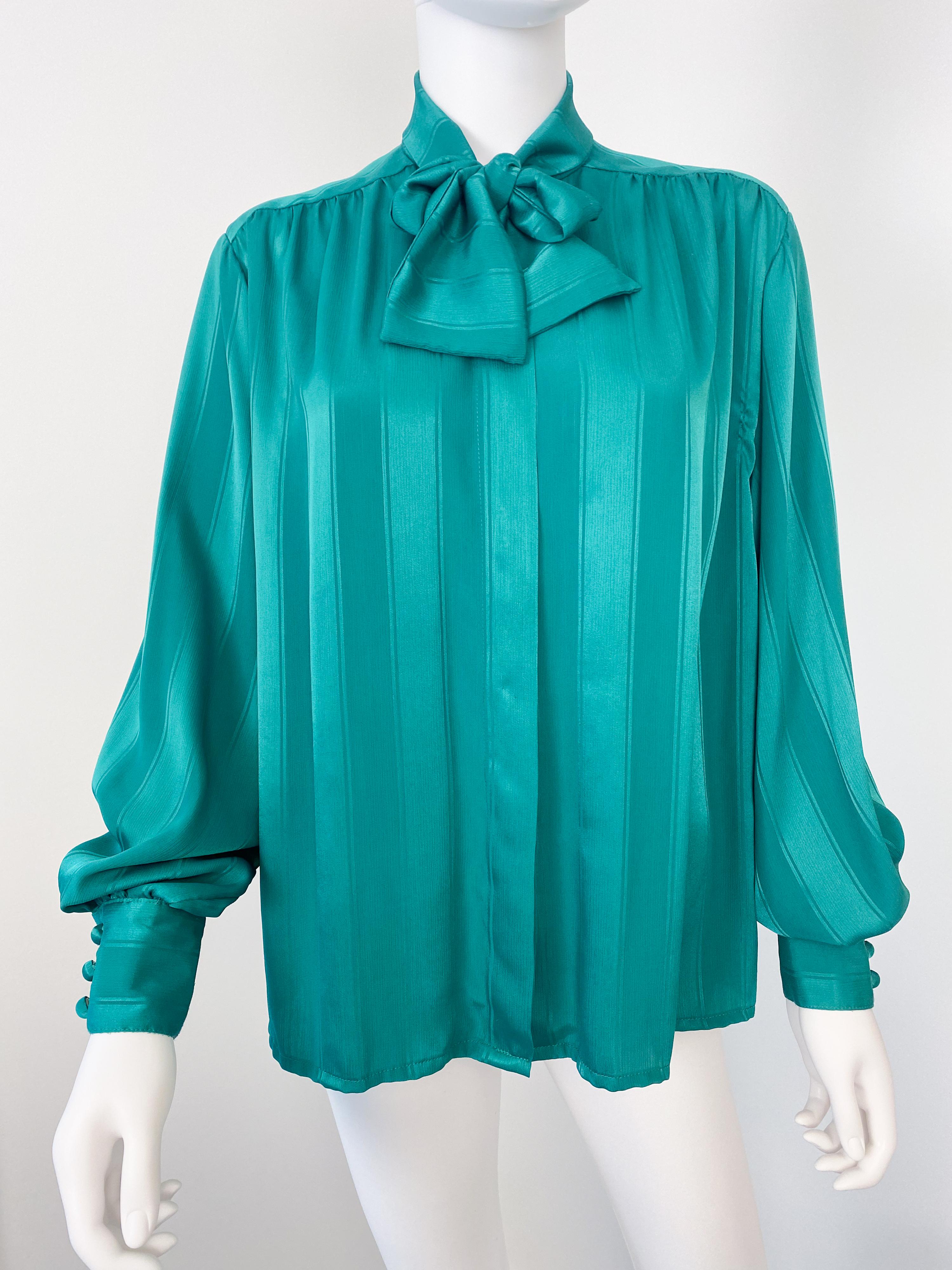 Vintage 1980s Silky Polyester Bow Blouse Top Emerald Green Stripes Size 12/14 For Sale 6