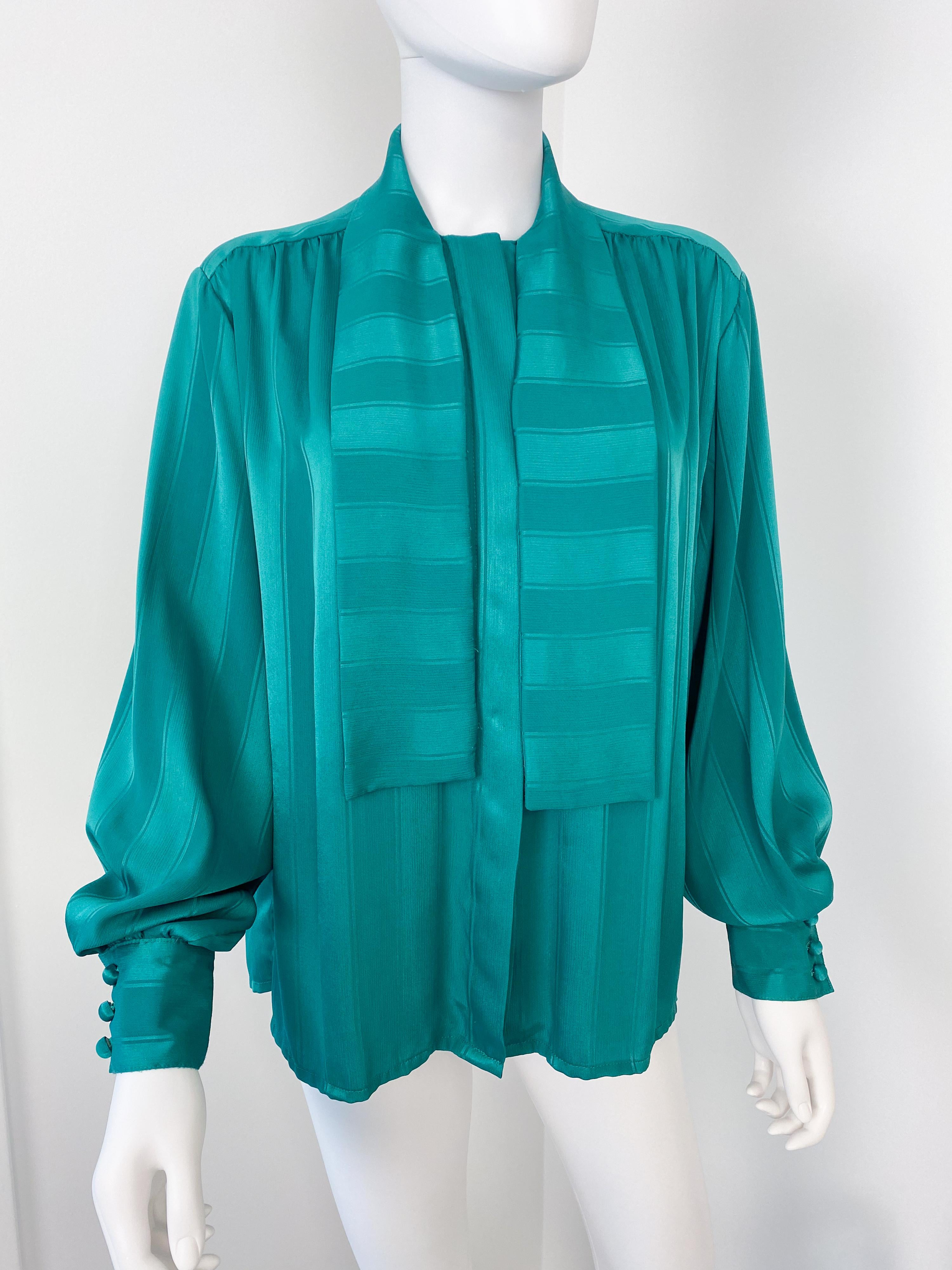 Vintage 1980s Silky Polyester Bow Blouse Top Emerald Green Stripes Size 12/14 In Excellent Condition For Sale In Atlanta, GA