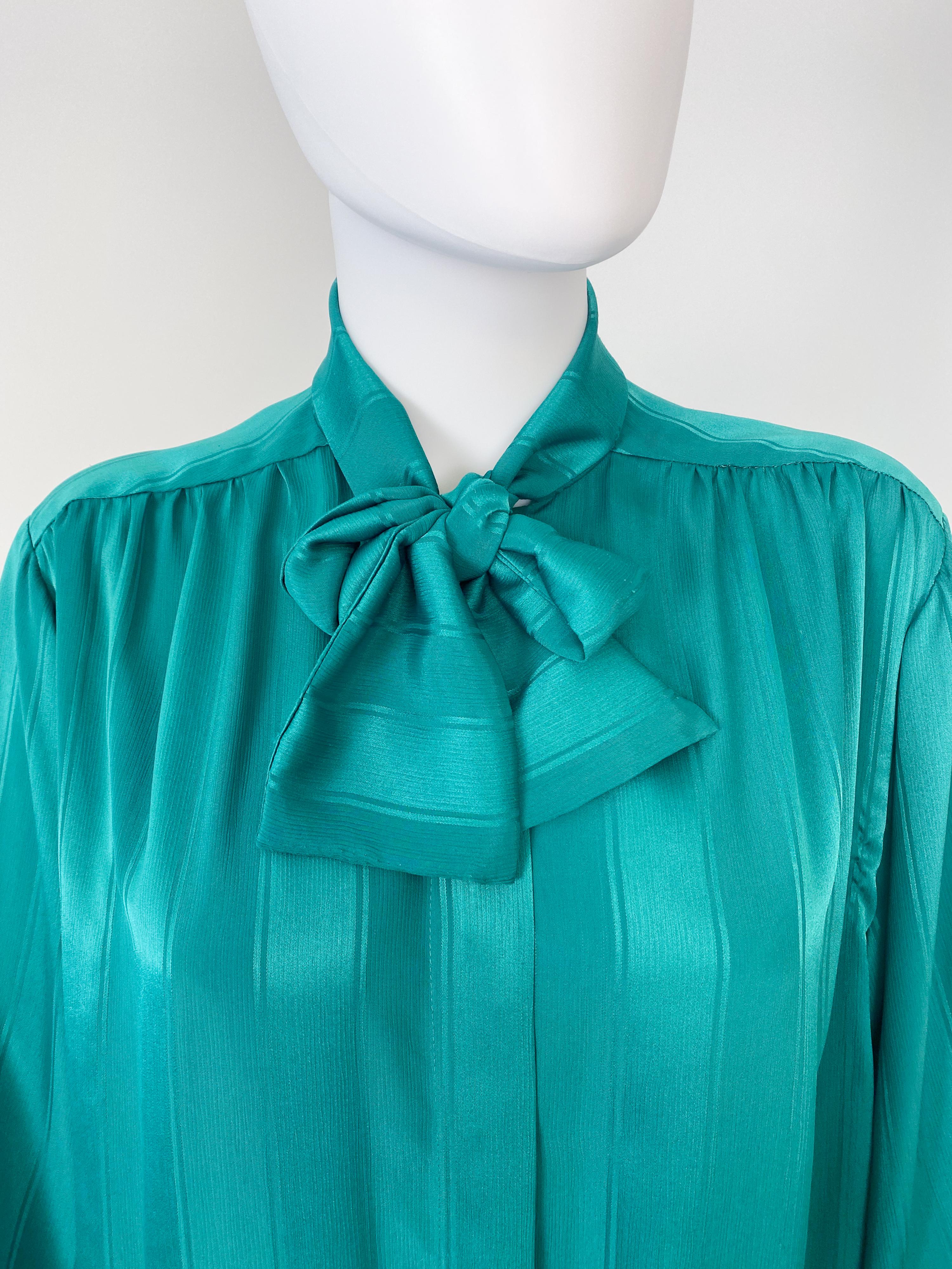 Women's or Men's Vintage 1980s Silky Polyester Bow Blouse Top Emerald Green Stripes Size 12/14 For Sale
