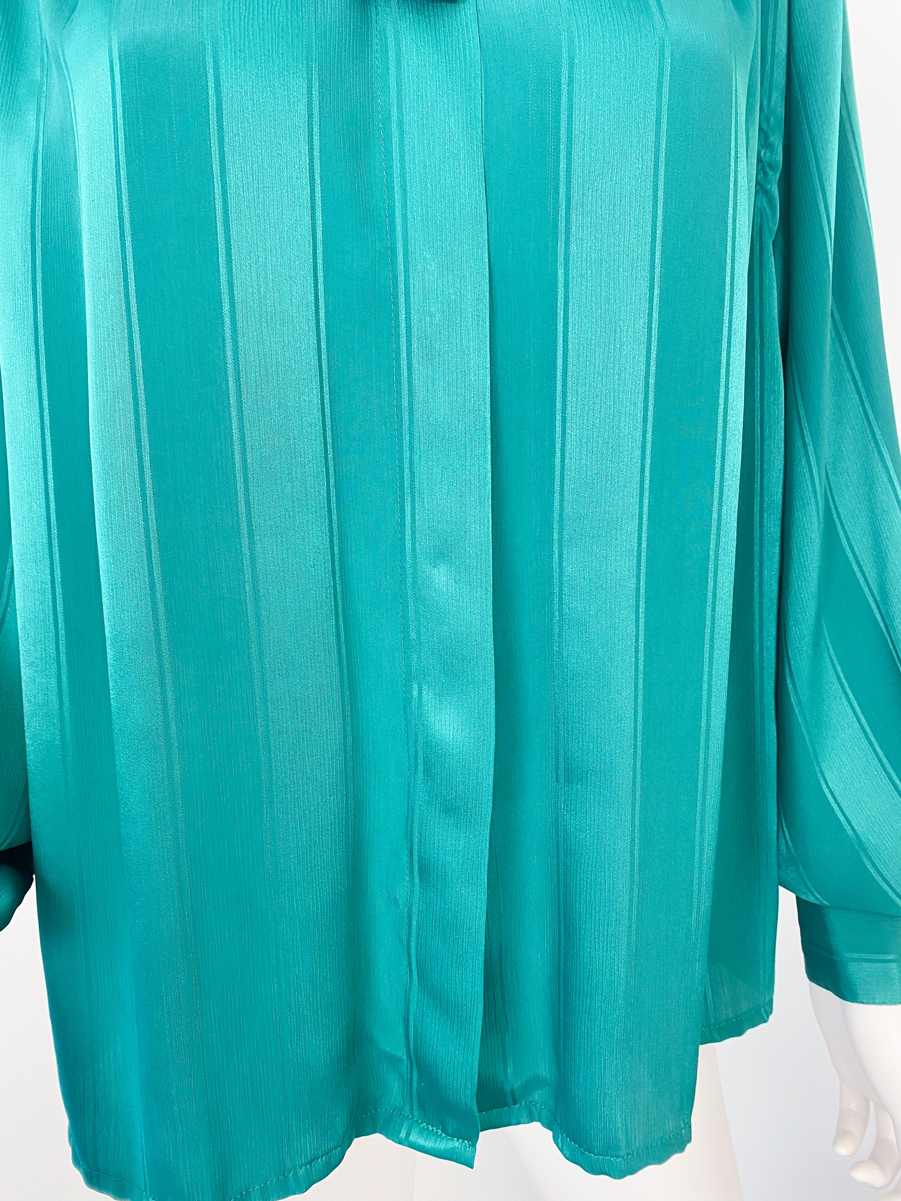 Vintage 1980s Silky Polyester Bow Blouse Top Emerald Green Stripes Size 12/14 For Sale 3