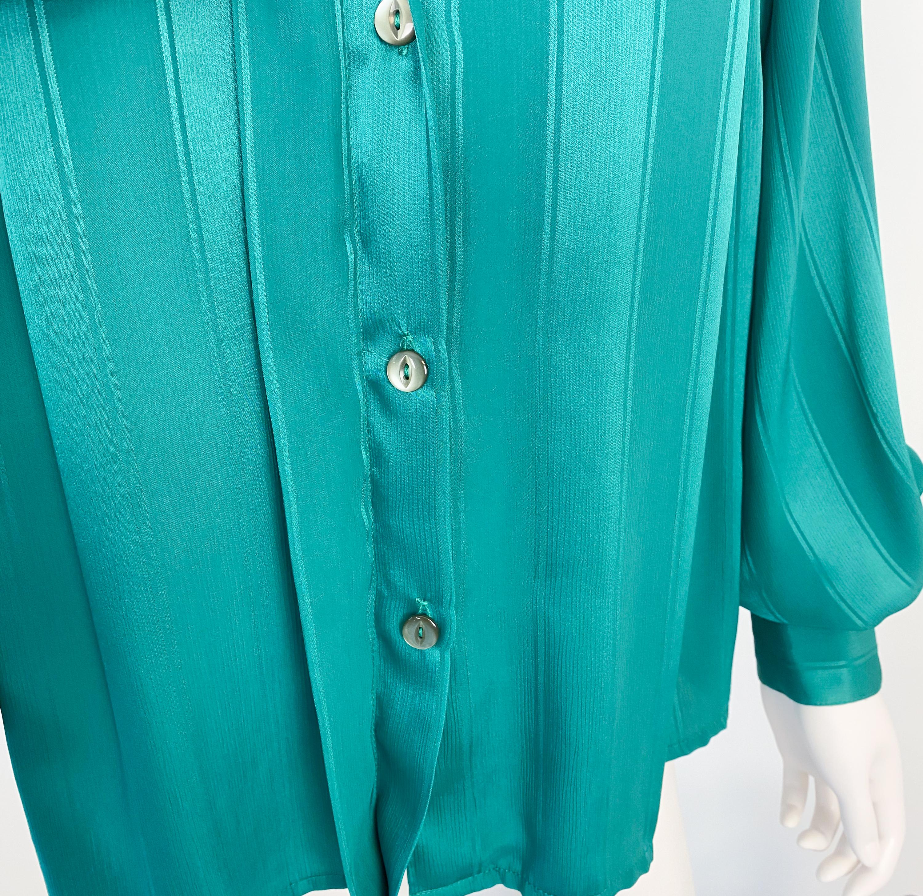 Vintage 1980s Silky Polyester Bow Blouse Top Emerald Green Stripes Size 12/14 For Sale 4
