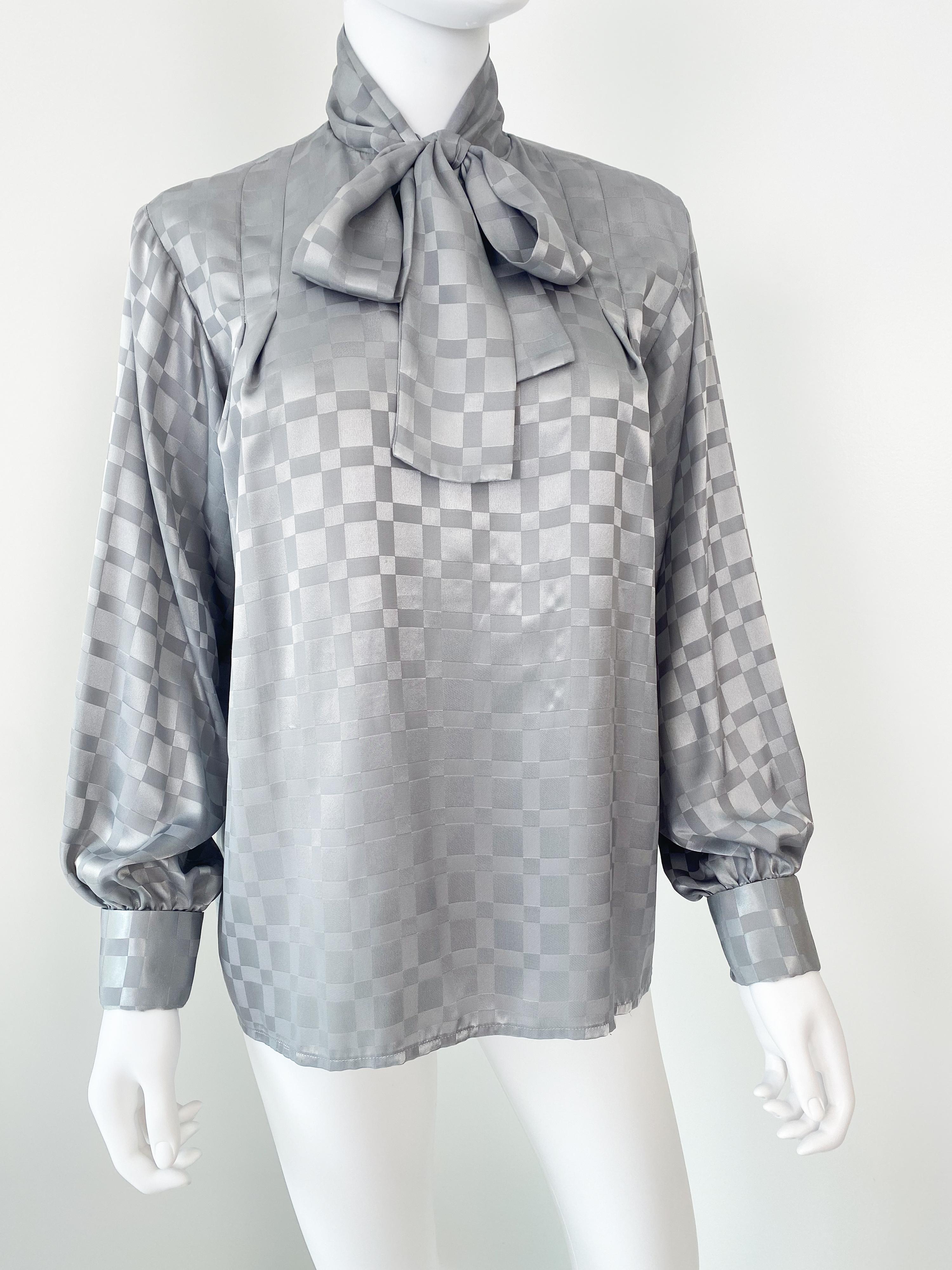 Grigio Vintage anni '80: camicetta con fiocco in poliestere grigio con stampa geometrica taglia 10/12 in vendita