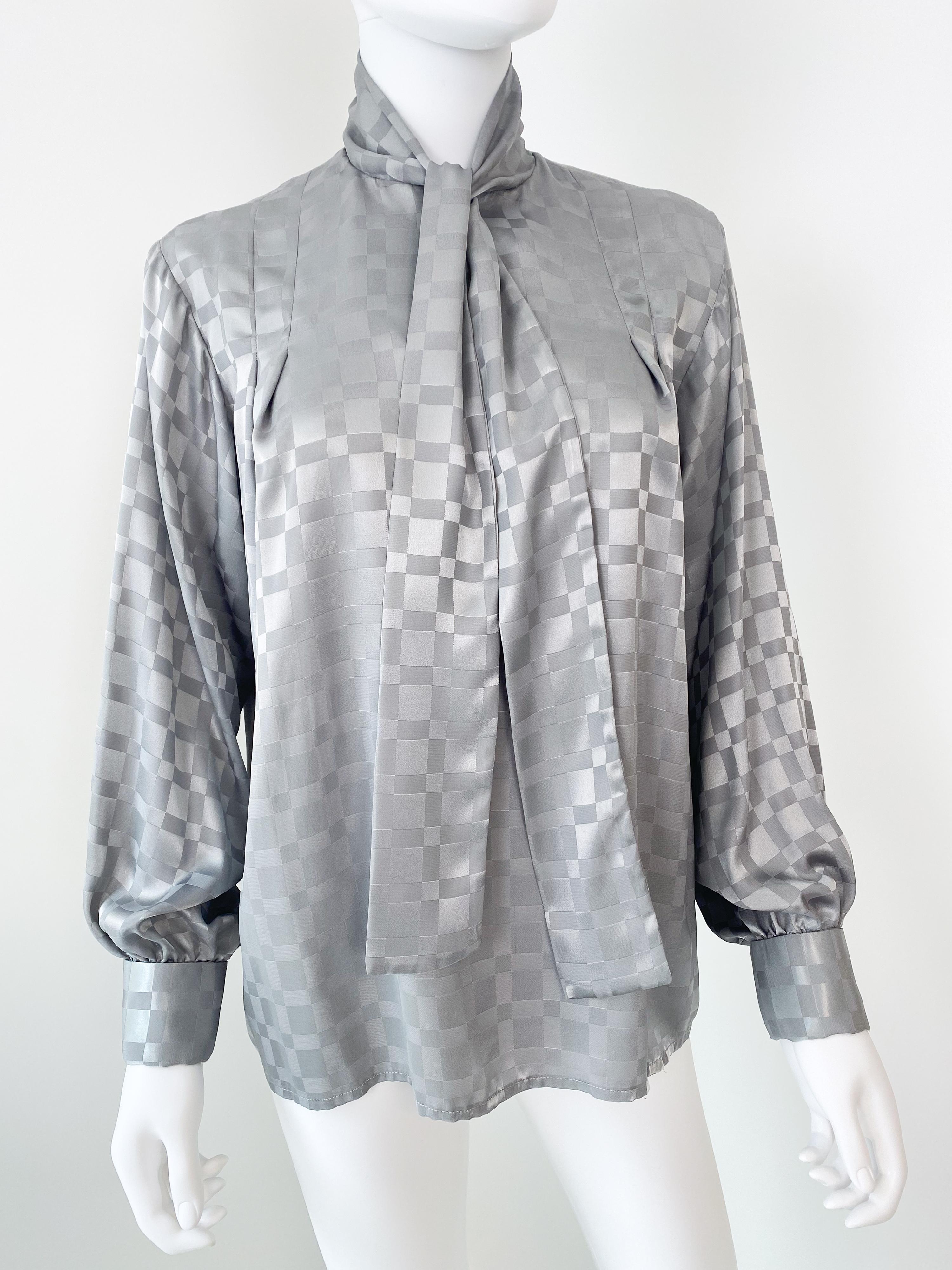 Vintage anni '80: camicetta con fiocco in poliestere grigio con stampa geometrica taglia 10/12 In condizioni ottime in vendita a Atlanta, GA