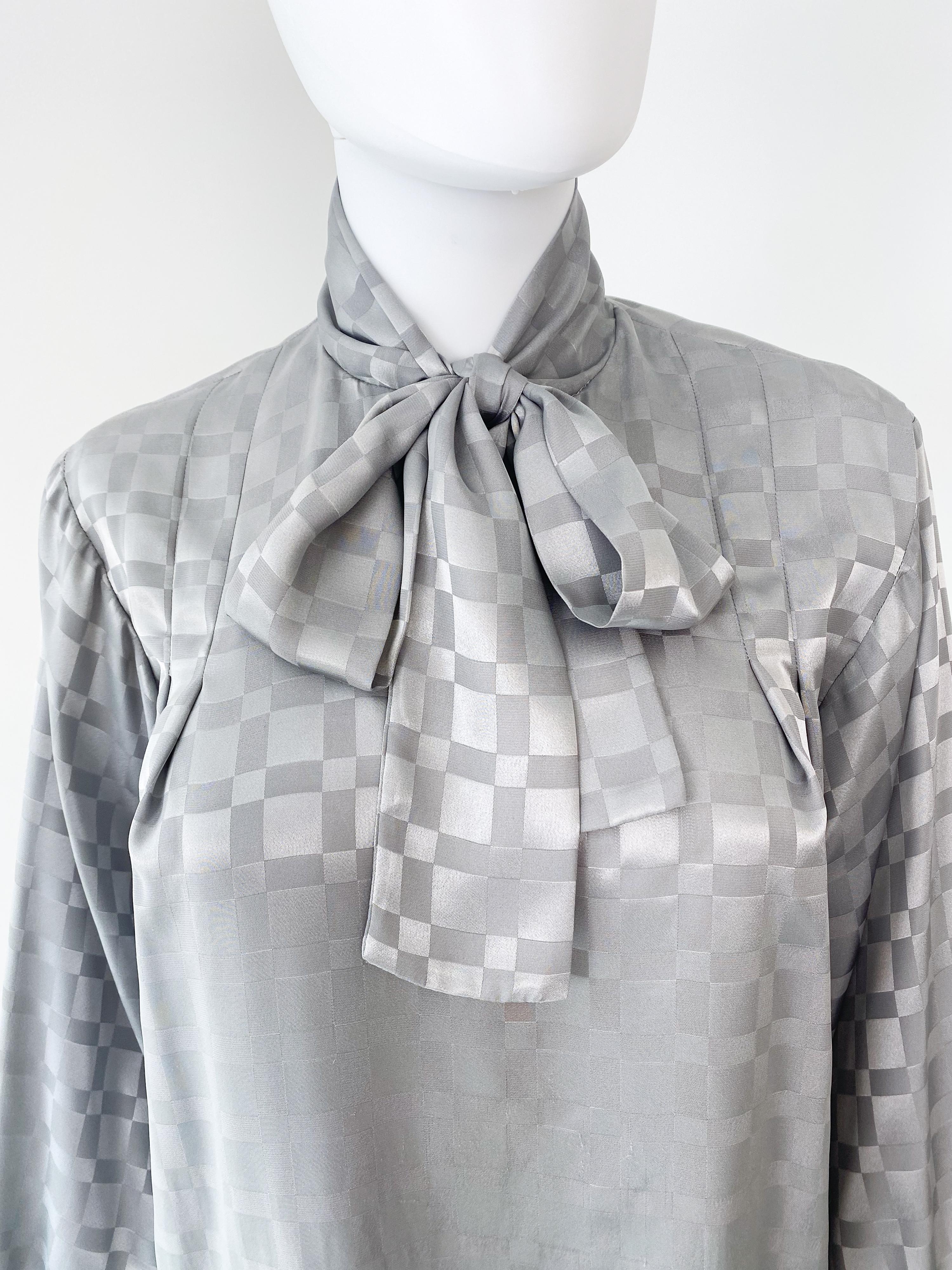 Donna Vintage anni '80: camicetta con fiocco in poliestere grigio con stampa geometrica taglia 10/12 in vendita
