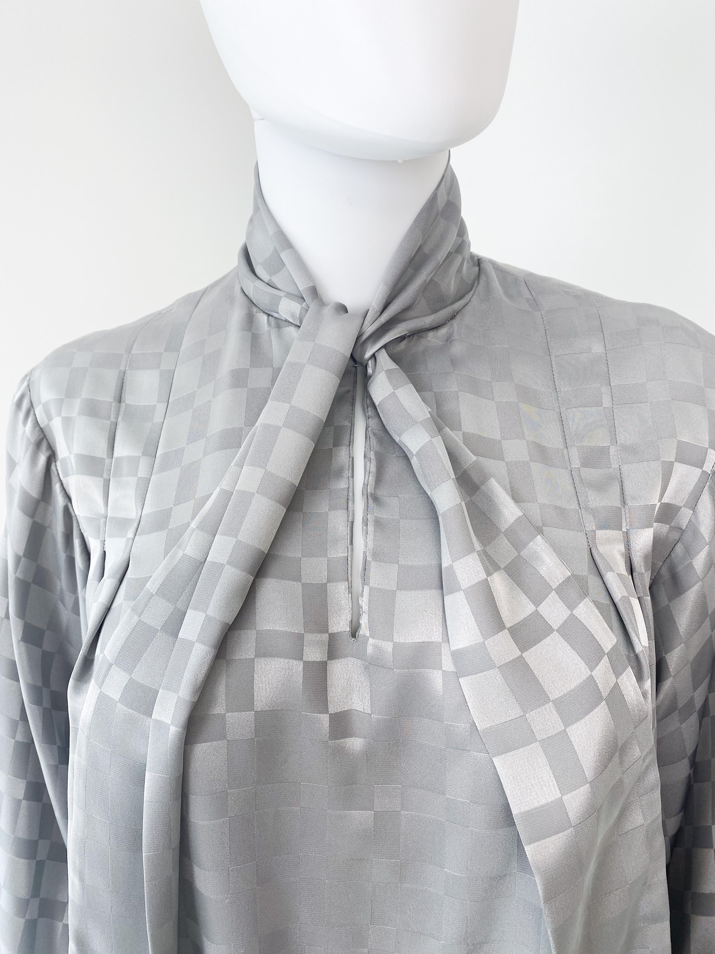 Vintage anni '80: camicetta con fiocco in poliestere grigio con stampa geometrica taglia 10/12 in vendita 1