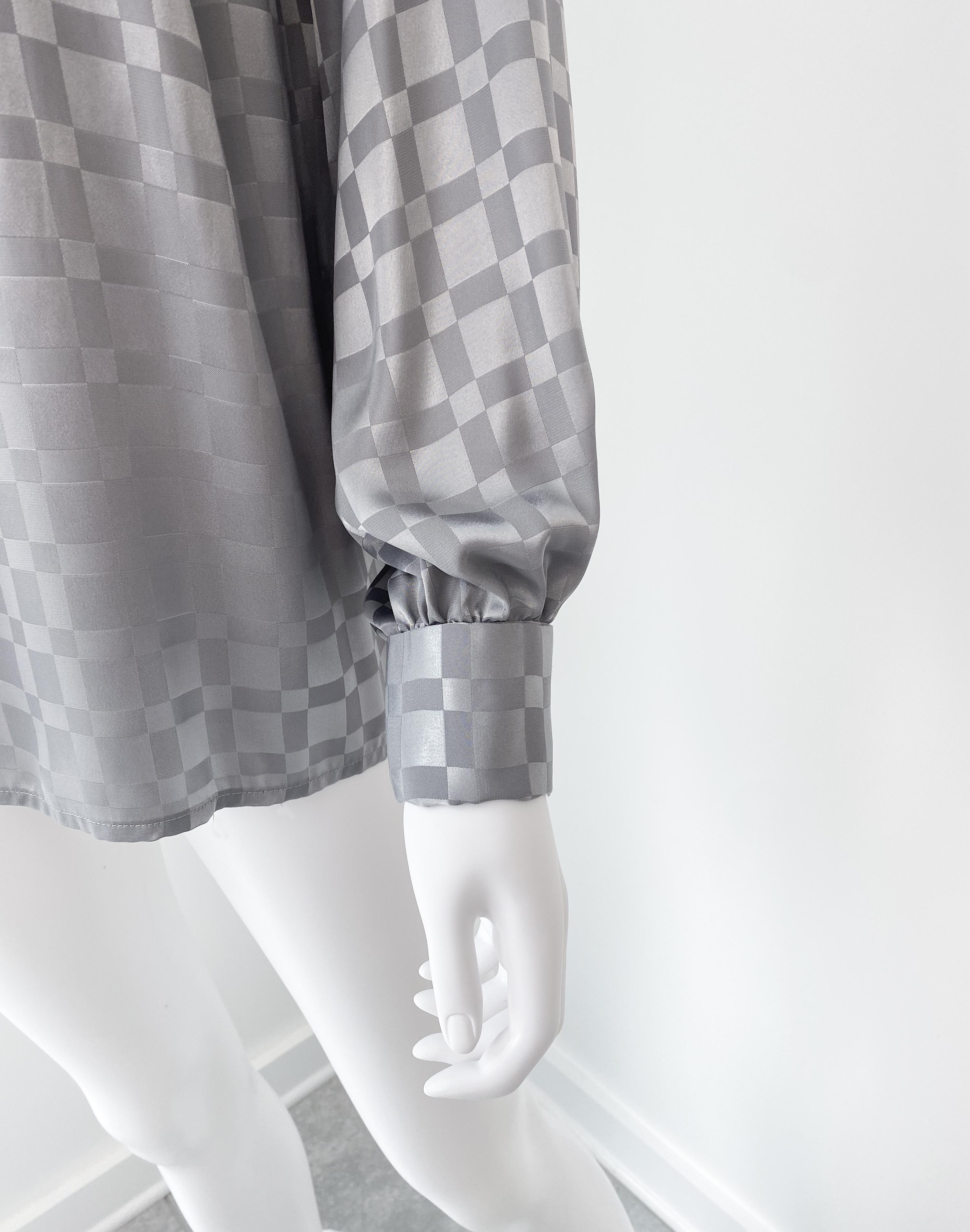 Vintage anni '80: camicetta con fiocco in poliestere grigio con stampa geometrica taglia 10/12 in vendita 2