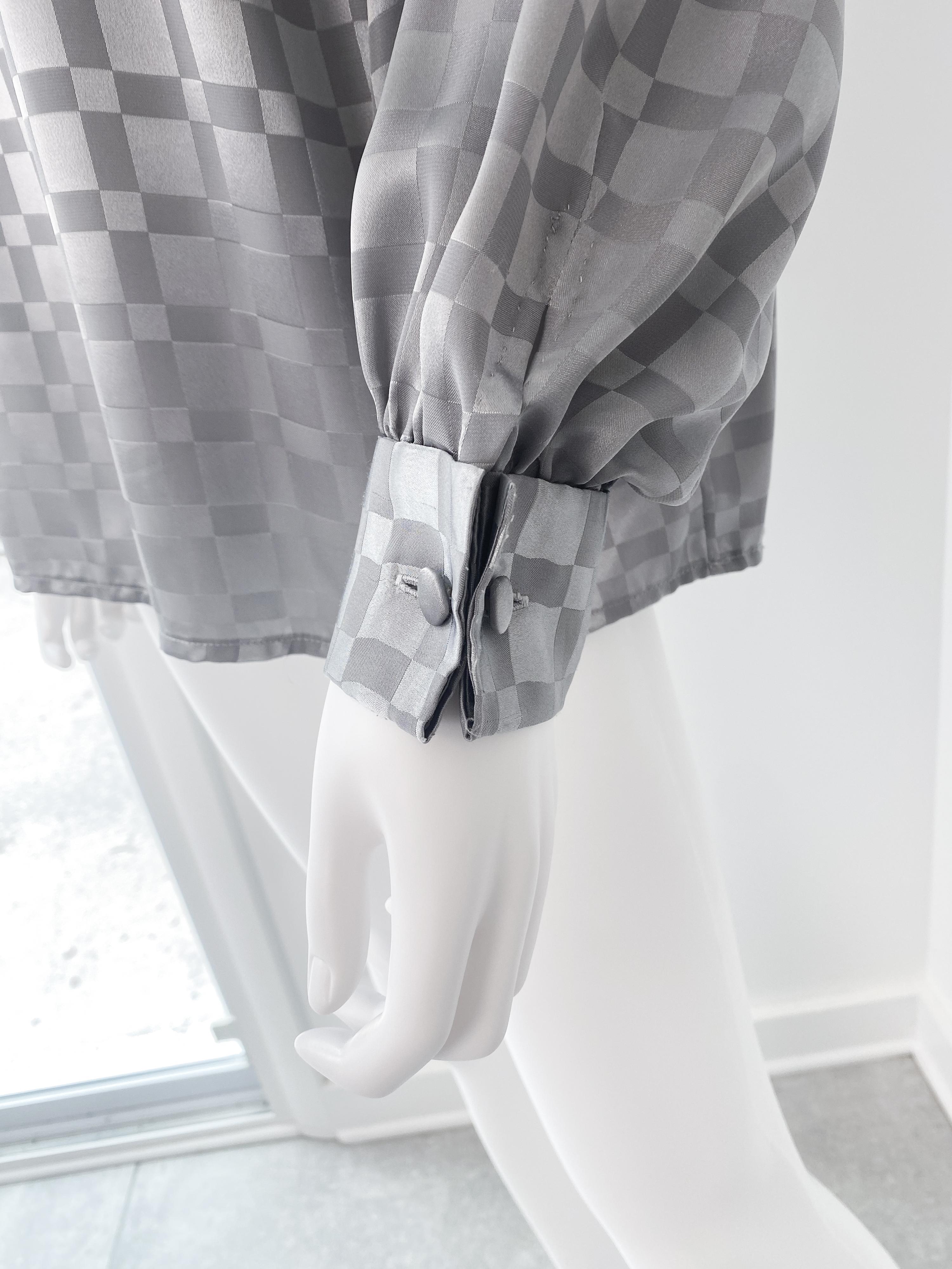 Vintage anni '80: camicetta con fiocco in poliestere grigio con stampa geometrica taglia 10/12 in vendita 3